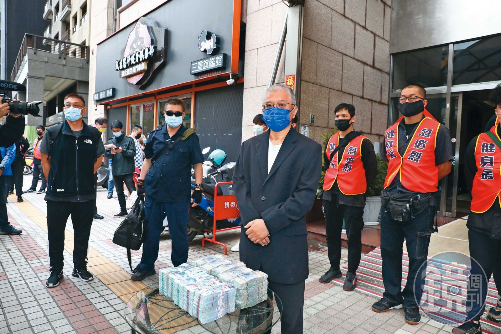 為了反擊館長，三重館大股東秀出現金、請來保全，強調擁有經營權