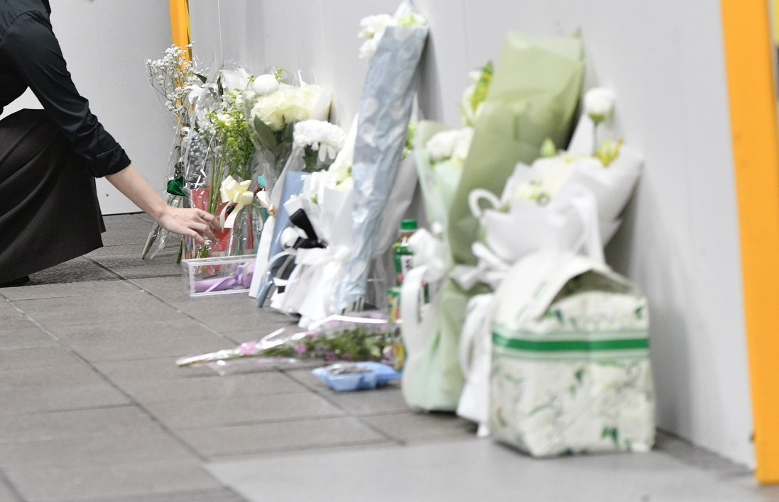 北捷隨機攻擊事件後，不少民眾前往台北車站與中山商圈獻花悼念，然而悼念畫面中因出現明顯品牌物品引發網路討論。（鏡報李智為攝）