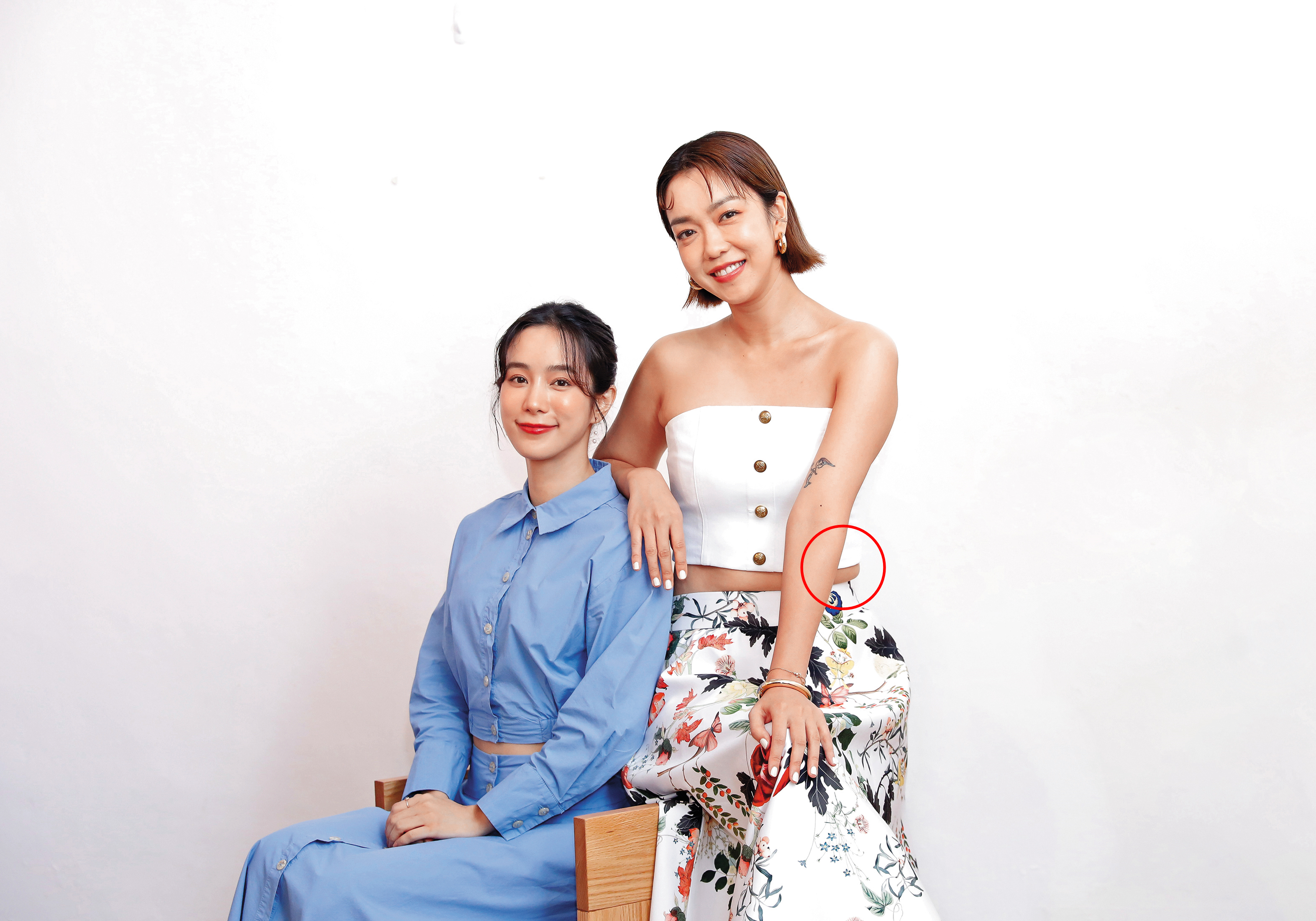 大霈（右）腰內肉露餡（紅框處），就該學學温貞菱（左）一手遮醜的腰瘦祕訣。