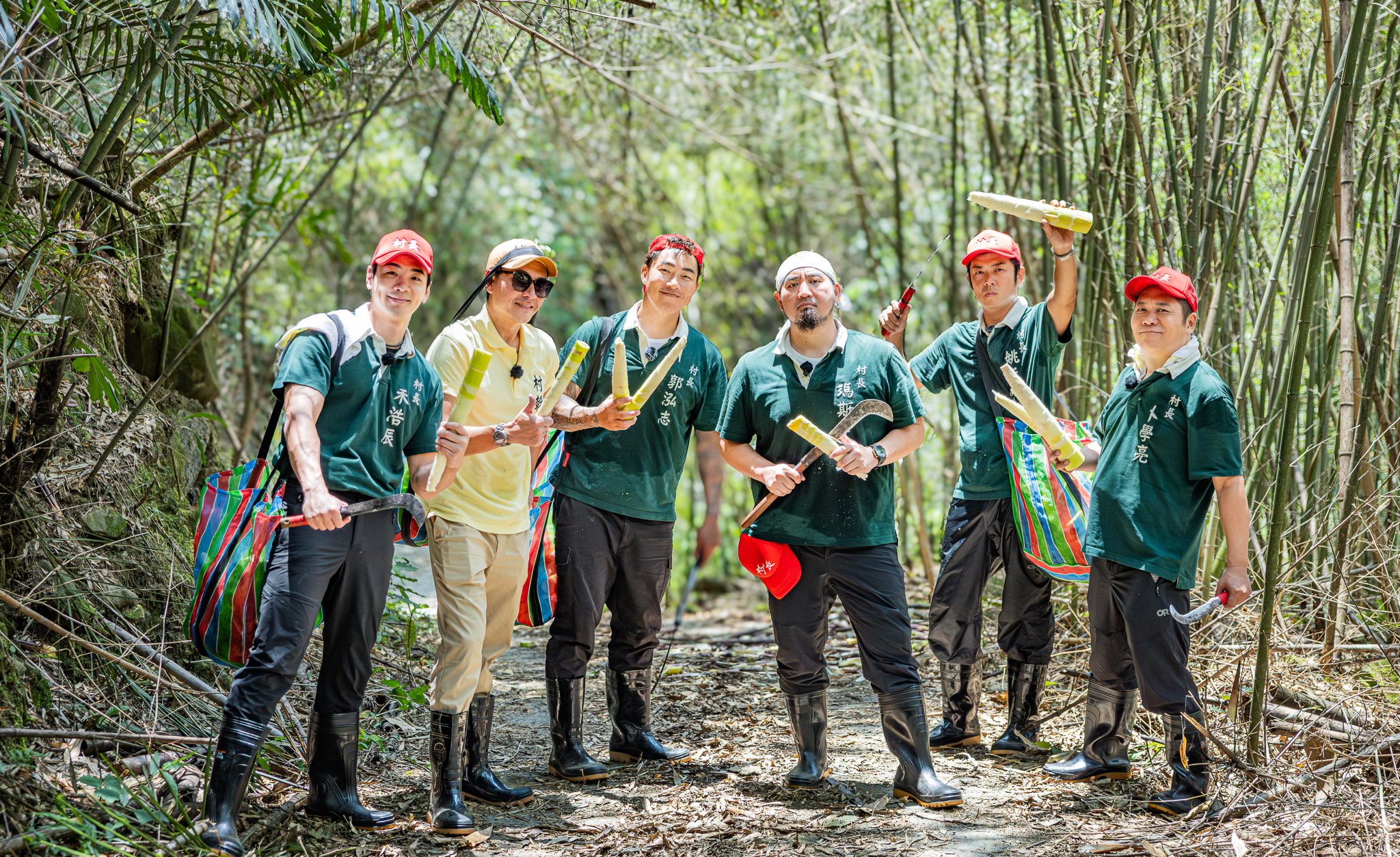 禾浩辰（左起）、王傳一、郭泓志、瑪斯卡、姚元浩、卜學亮出外景採竹筍。（好看娛樂提供）