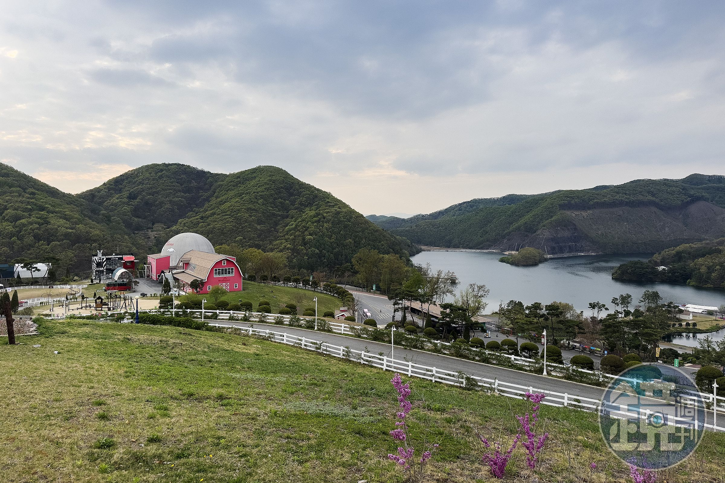 隱匿於山林盆地間的「BELLE FORET RESORT」，規模龐大如同一座與世隔絕的隱奢小鎮。