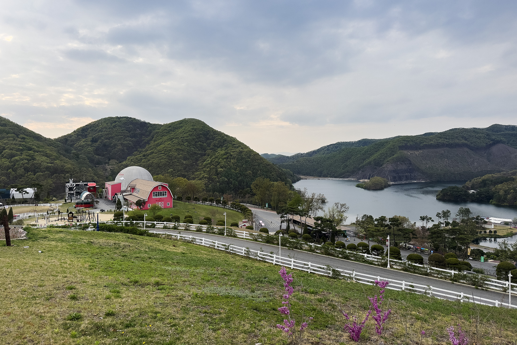 隱匿於山林盆地間的「BELLE FORET RESORT」，規模龐大如同一座與世隔絕的隱奢小鎮。