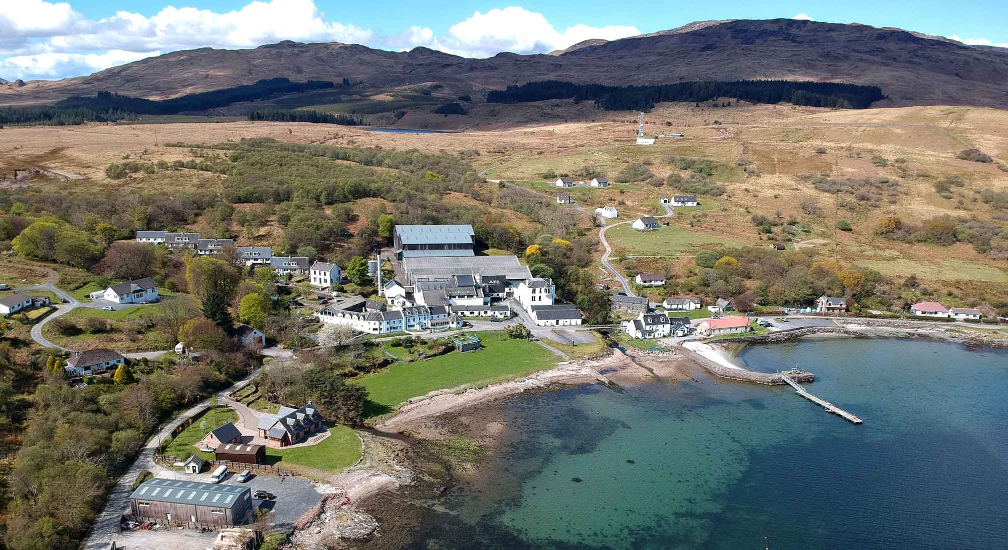 大部分島嶼區的威士忌酒廠都位於碼頭附近，而且成為全島人口的聚集地。圖為吉拉威士忌酒廠所在地吉拉島，被形容是最難抵達的地方。
