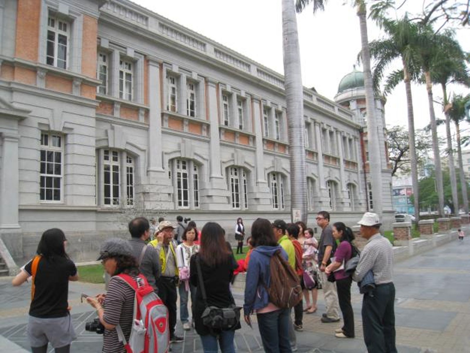台南市觀光局指出,1月25日至2月2日春節連假9天期間,觀光局12條免費散步導覽路線加開共計63梯次。(台南市觀光局提供)
