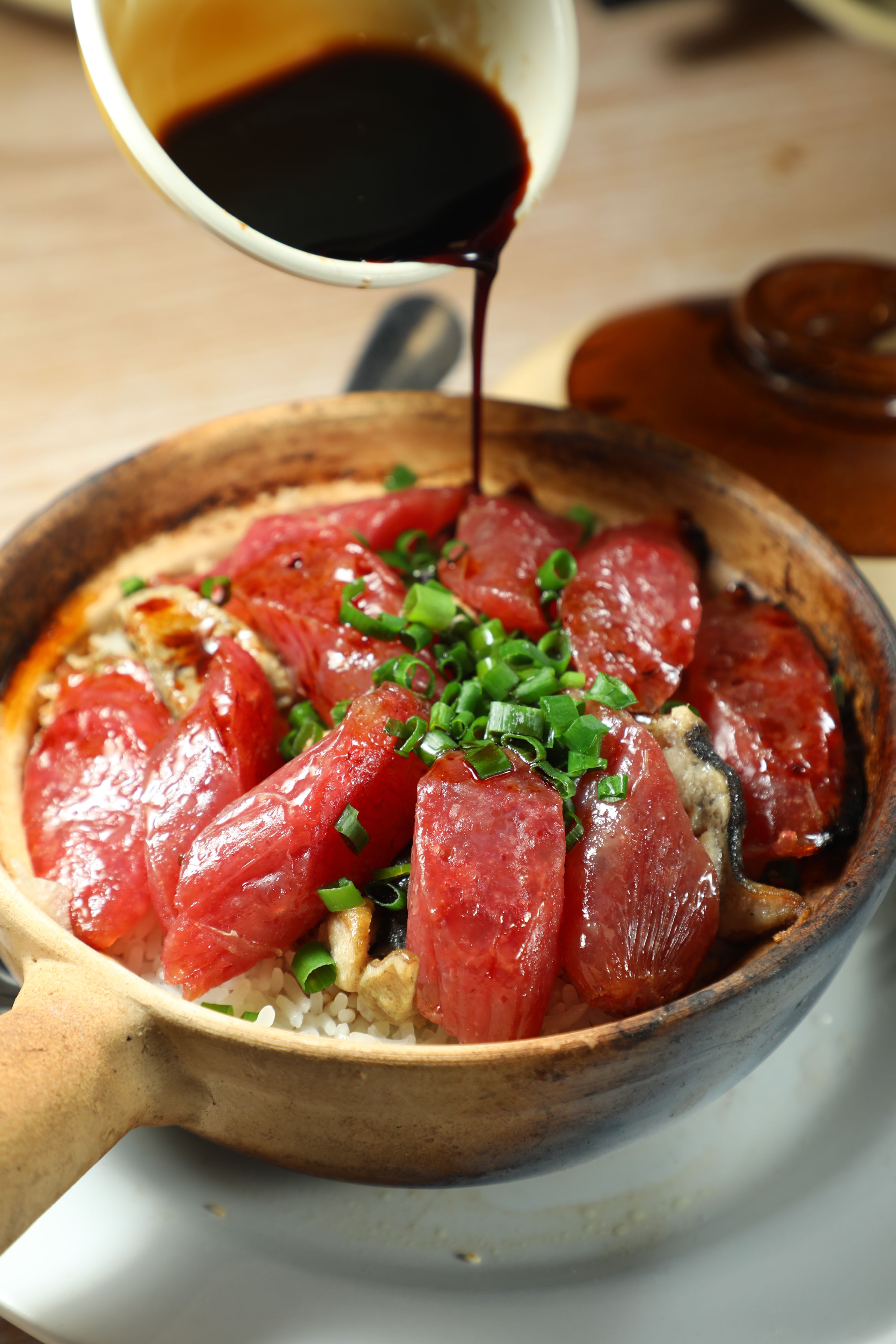 「臘腸黃鱔包仔飯」的肥美黃鱔沒有腥味，口感絲滑，偏甜的臘腸淋上醬油剛剛好。（港幣88元／煲，黃鱔加價港幣20元／份）