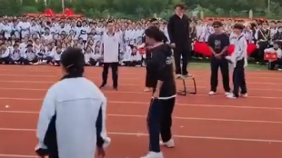中國高中生在運動會上演刺殺安倍晉三的橋段。(翻攝微博)