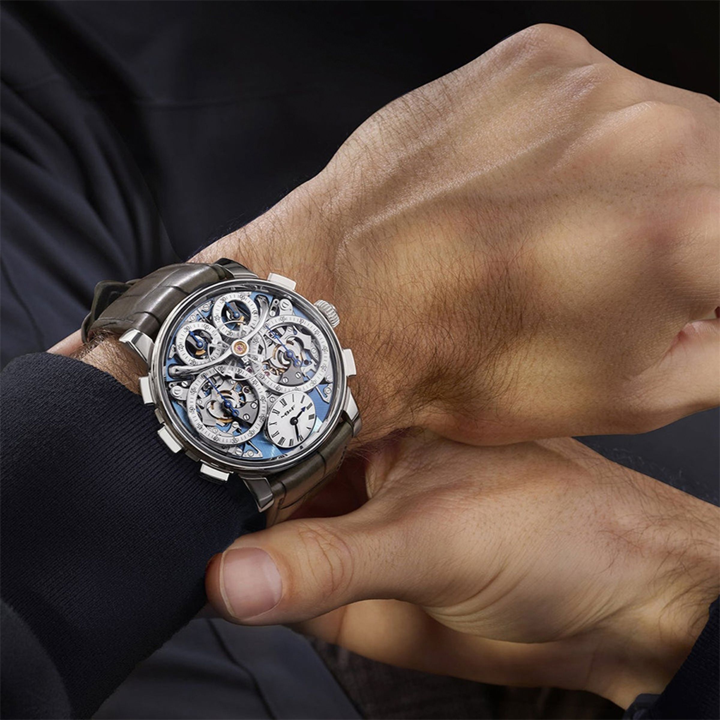 LM Sequential Flyback Platinum以鉑金錶殼搭配旋入式錶耳,天空藍色調的面盤機板搭配白色漆面小錶盤,是很討喜的顏色配置。