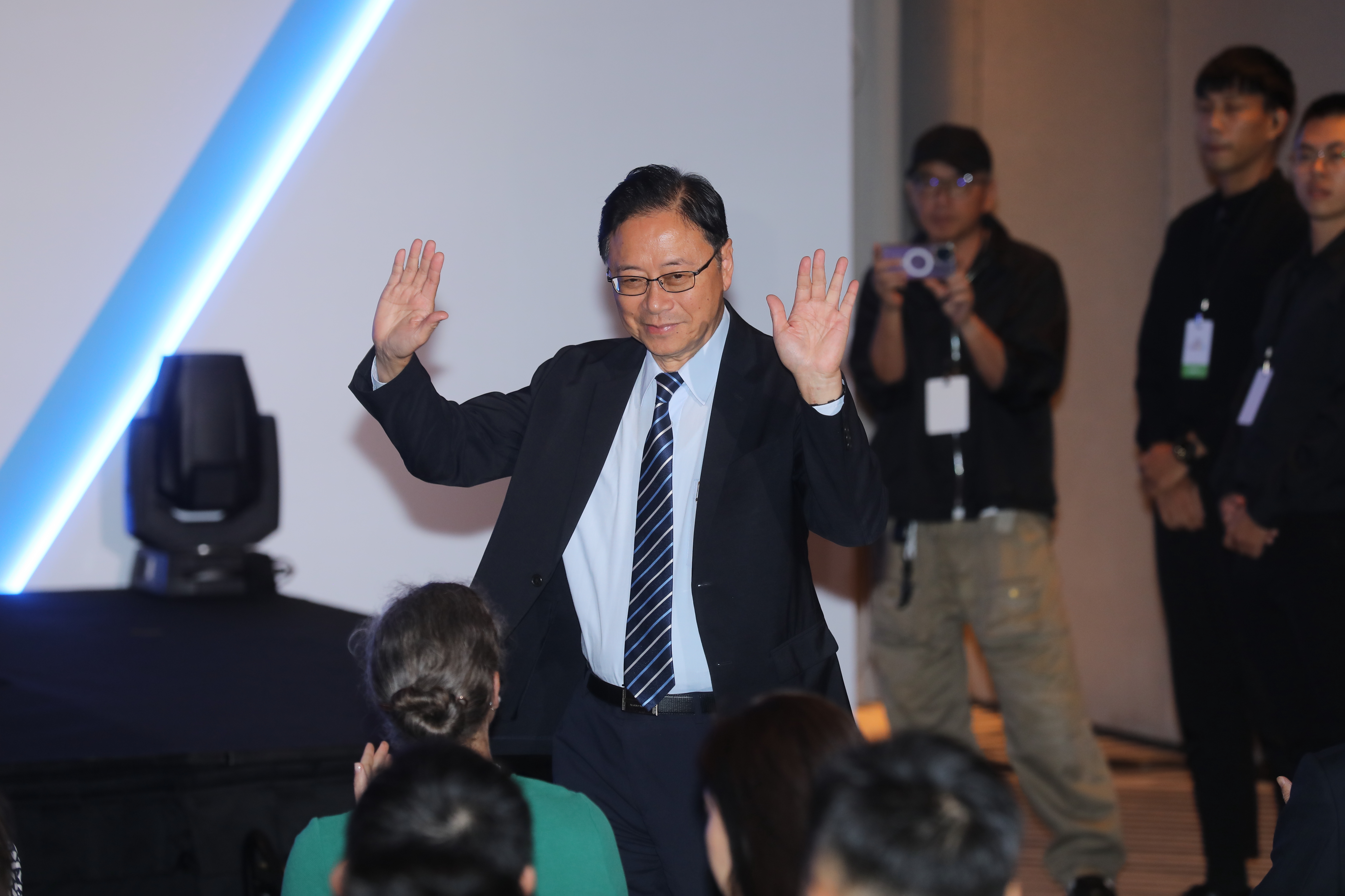 桃園宣布明日停班停課，市長張善政臉書湧入各種吹捧留言。（翻攝自張善政臉書）