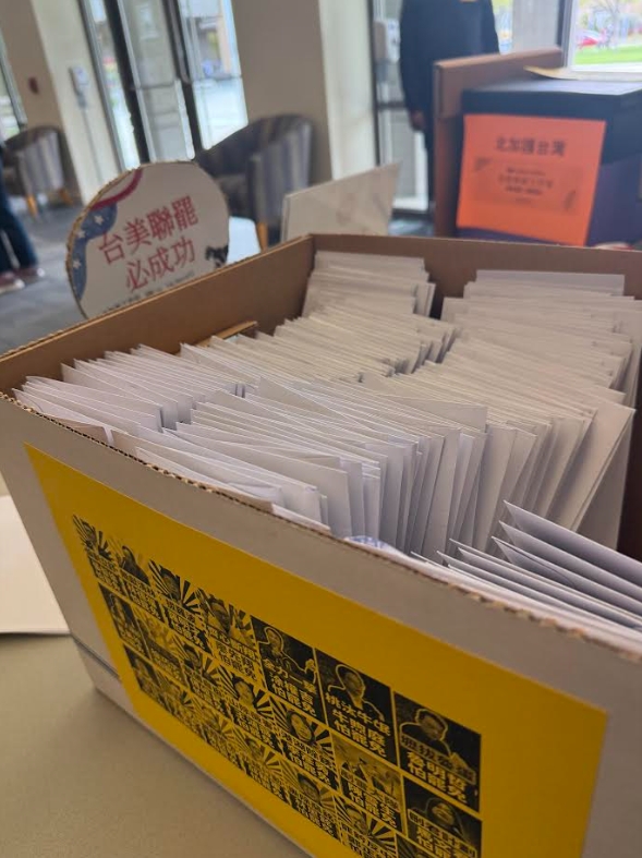 美國連署站平均每場活動都可收到近百封連署書 。（台美聯罷工作站提供）