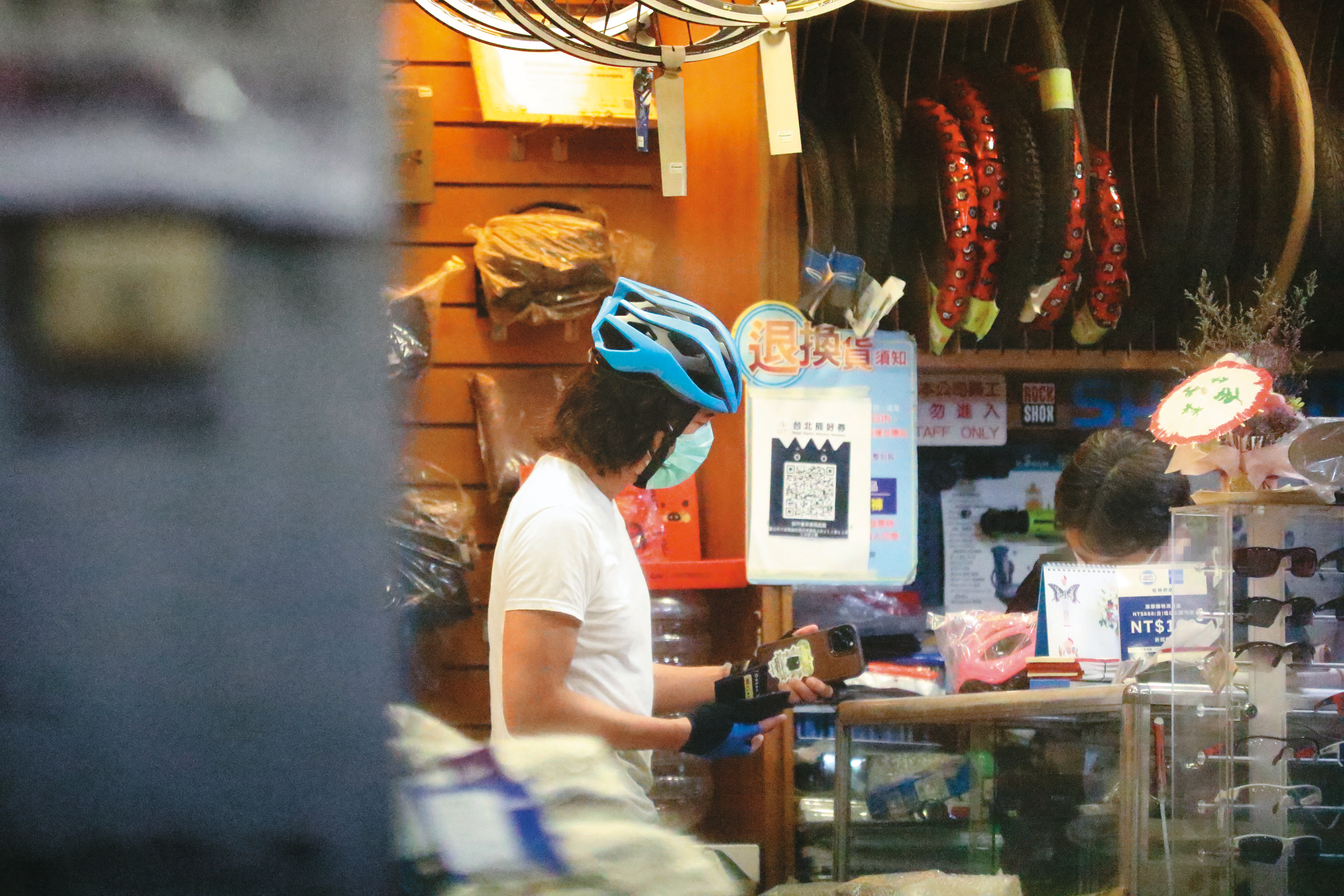 王力宏騎著腳踏車出門，特別去買童車送給女兒當禮物。  