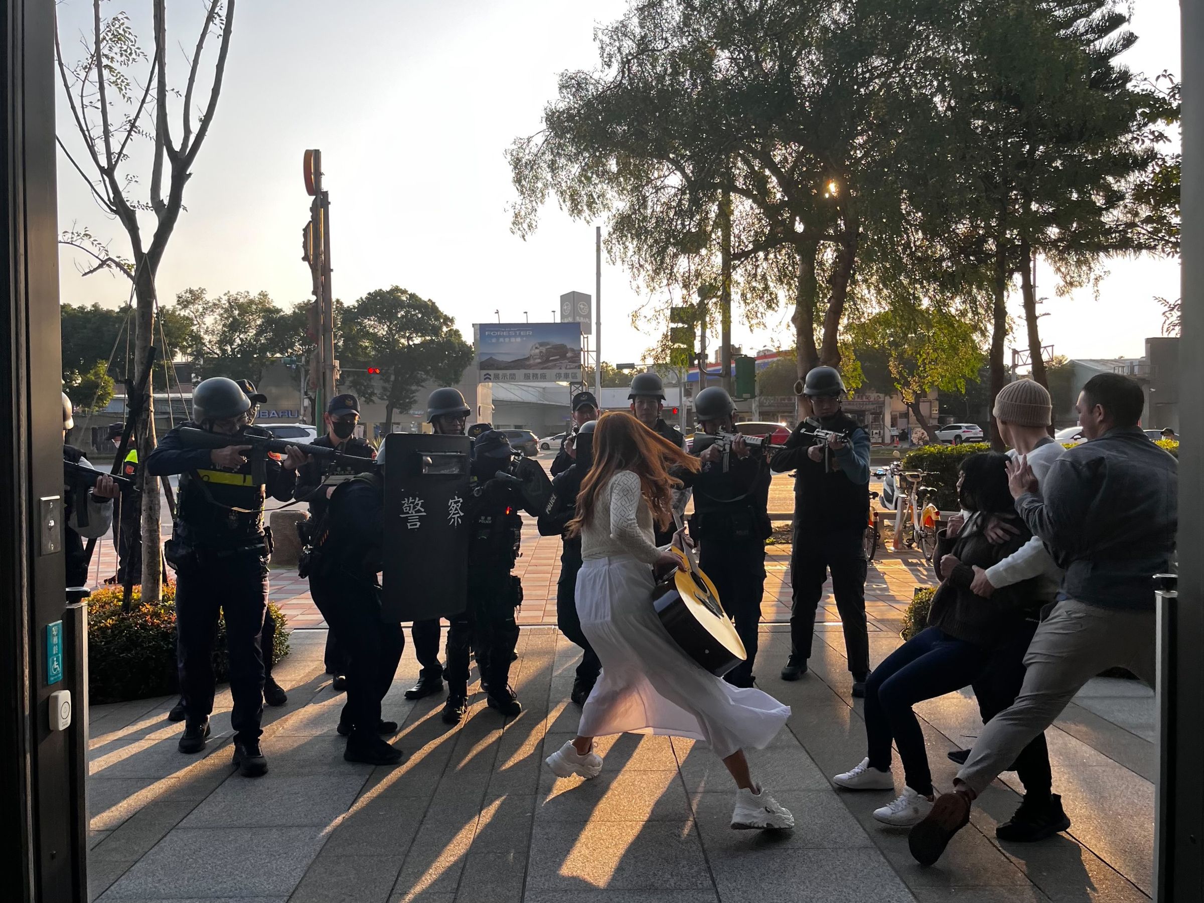北投快打擒搶匪引圍觀。（警方提供）