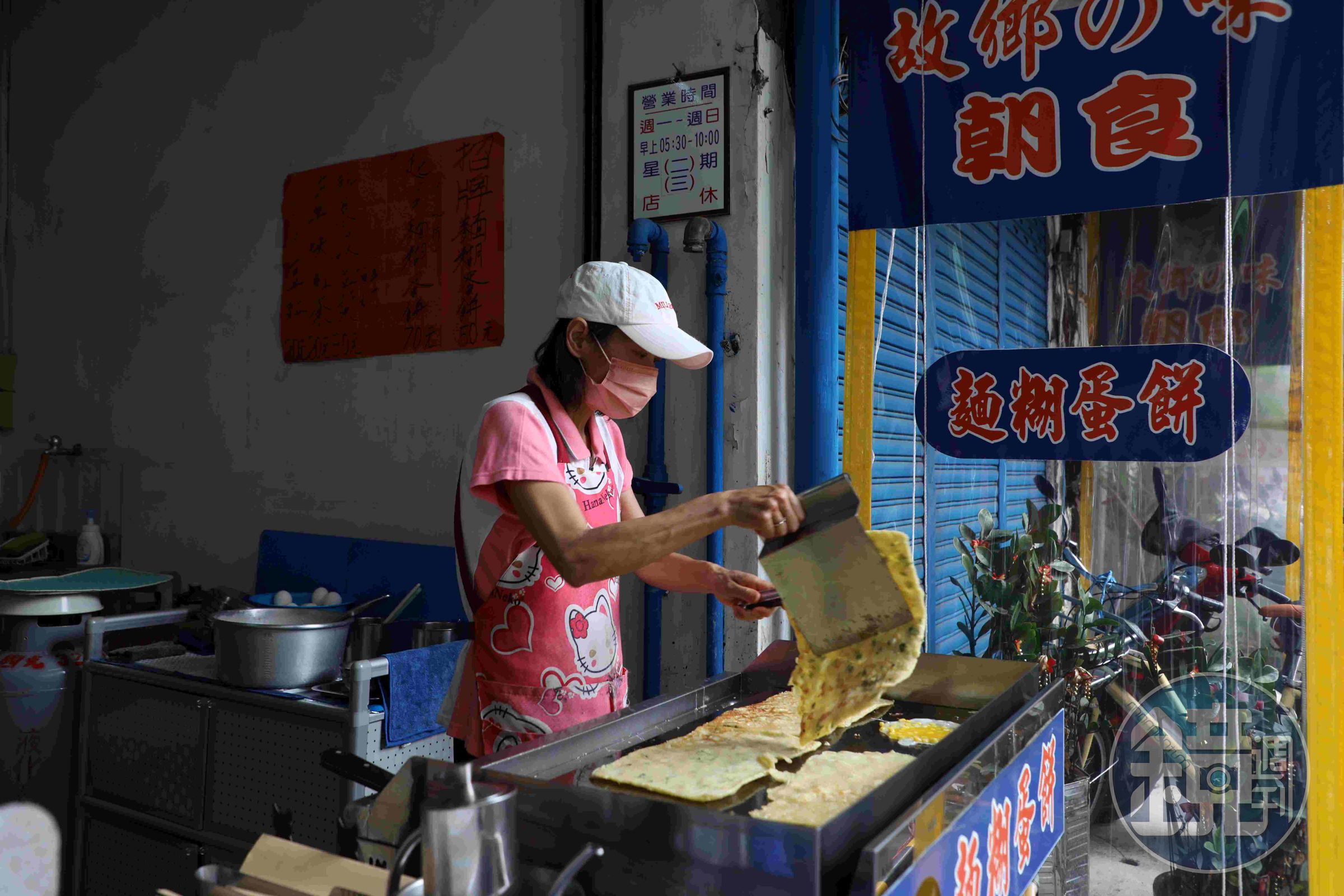 「故鄉味麵糊蛋餅」老闆娘雙手不停地在煎台上倒粉漿、煎蛋餅。