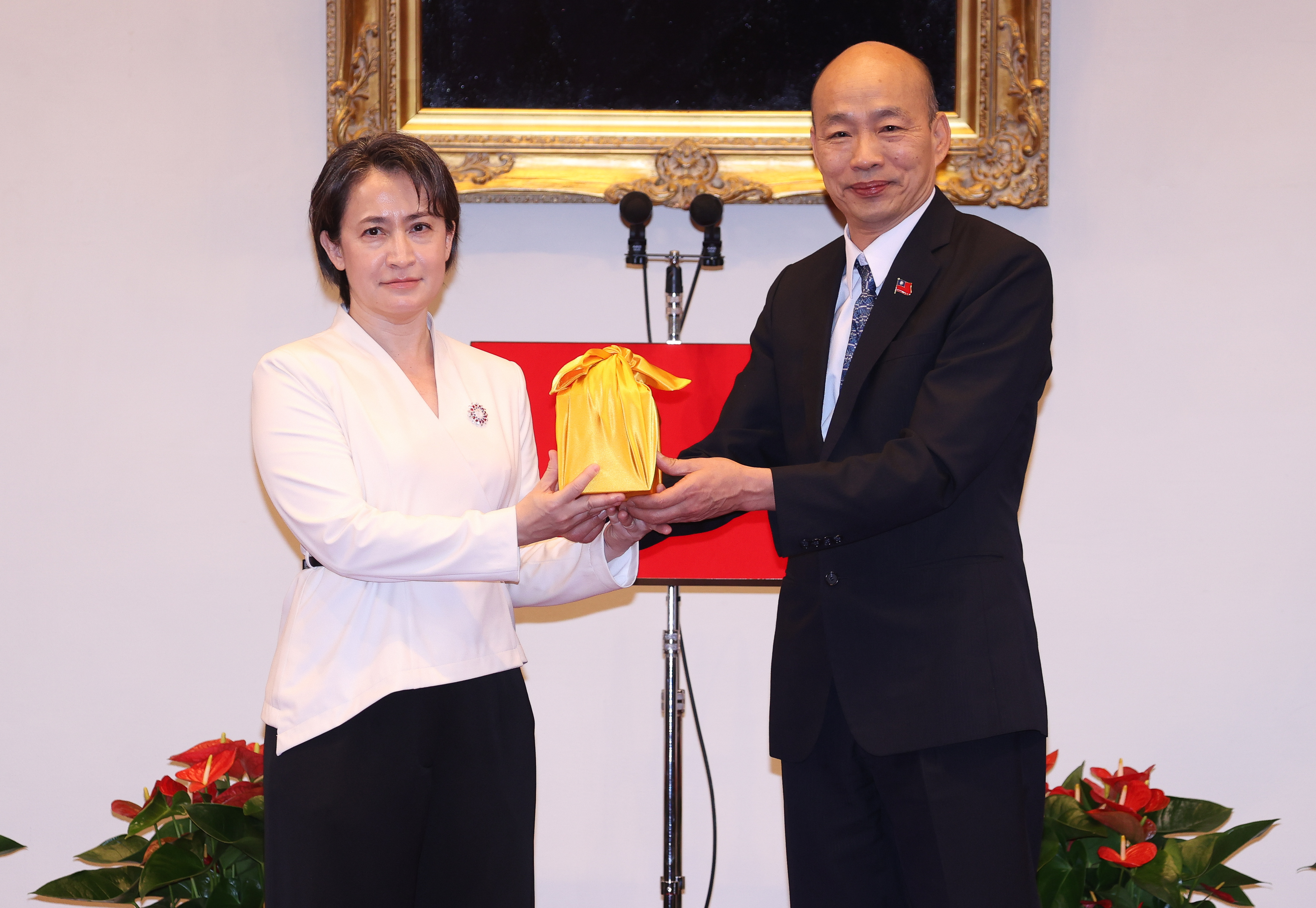 蕭美琴表情顯得相當凝重。（台北市記者聯誼會提供）