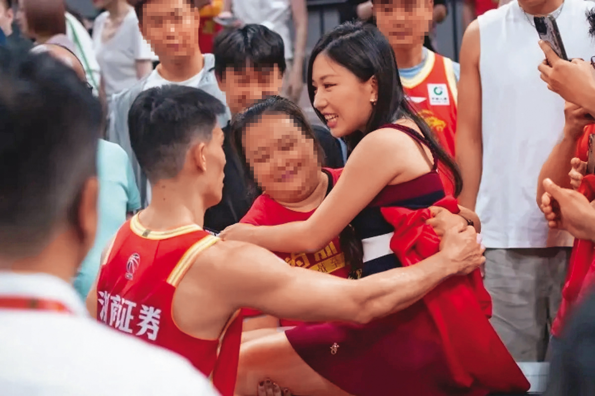 蔡尚樺（右）被轉交到林秉聖（左）手上，這畫面像極了「媒婆交接新娘」現場。（翻攝自虎撲）