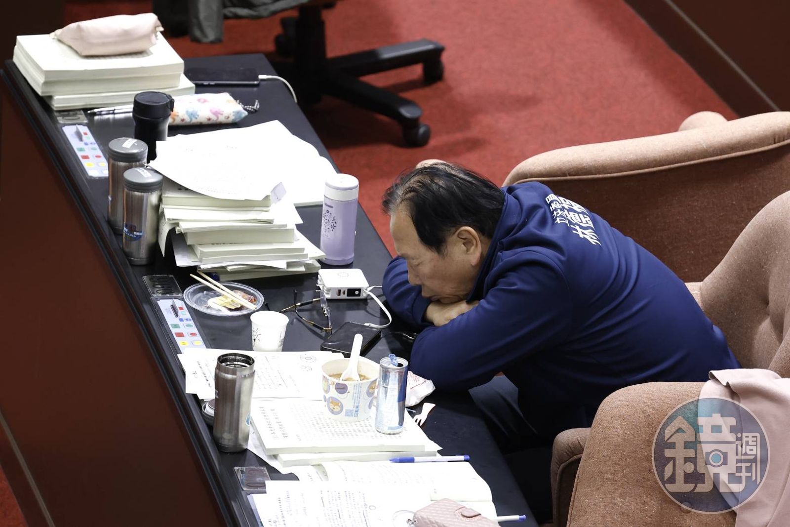 預算審議到清晨,不少立委累癱,趁休息時間補眠。