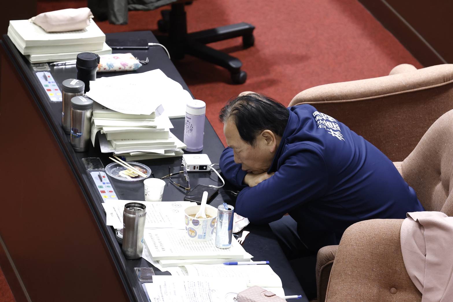 預算審議到清晨,不少立委累癱,趁休息時間補眠。