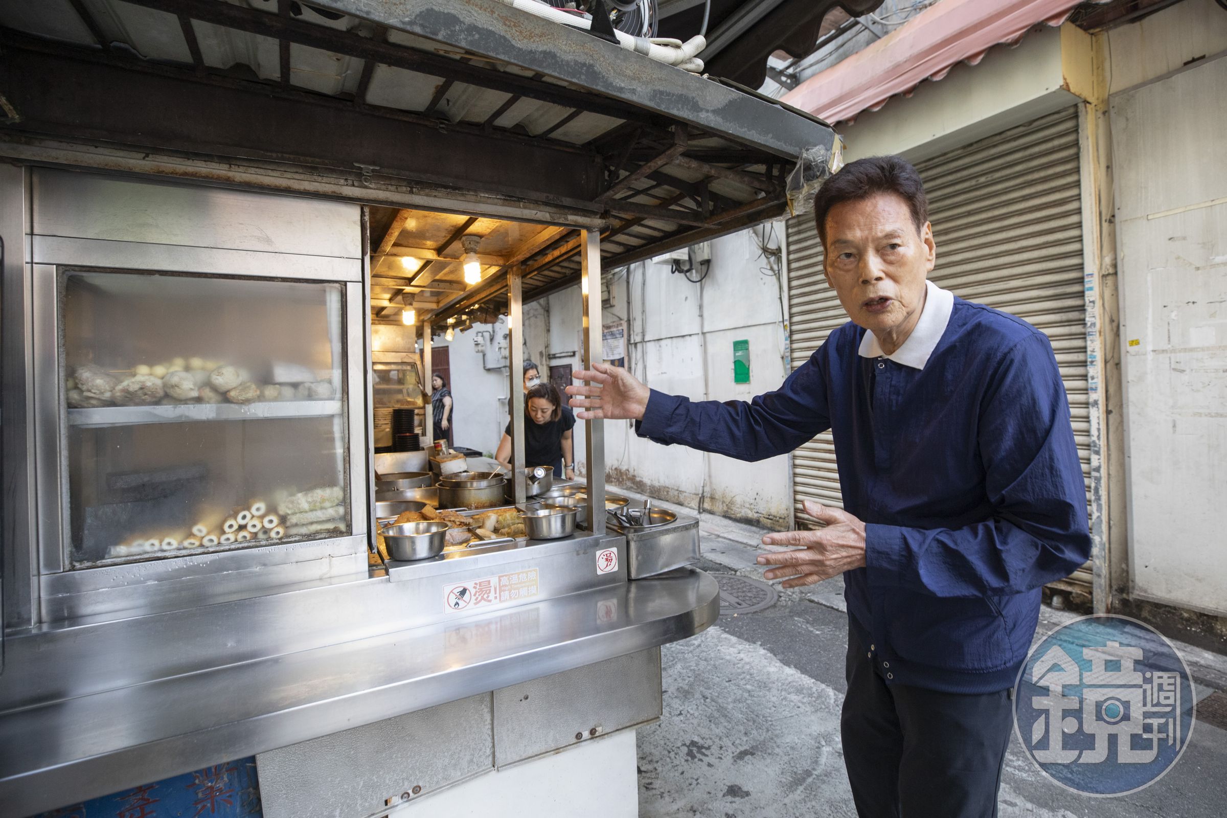 小巷亭店外的多功能攤車由老闆陳德誠親自設計,數十年過去依然堅固耐用。