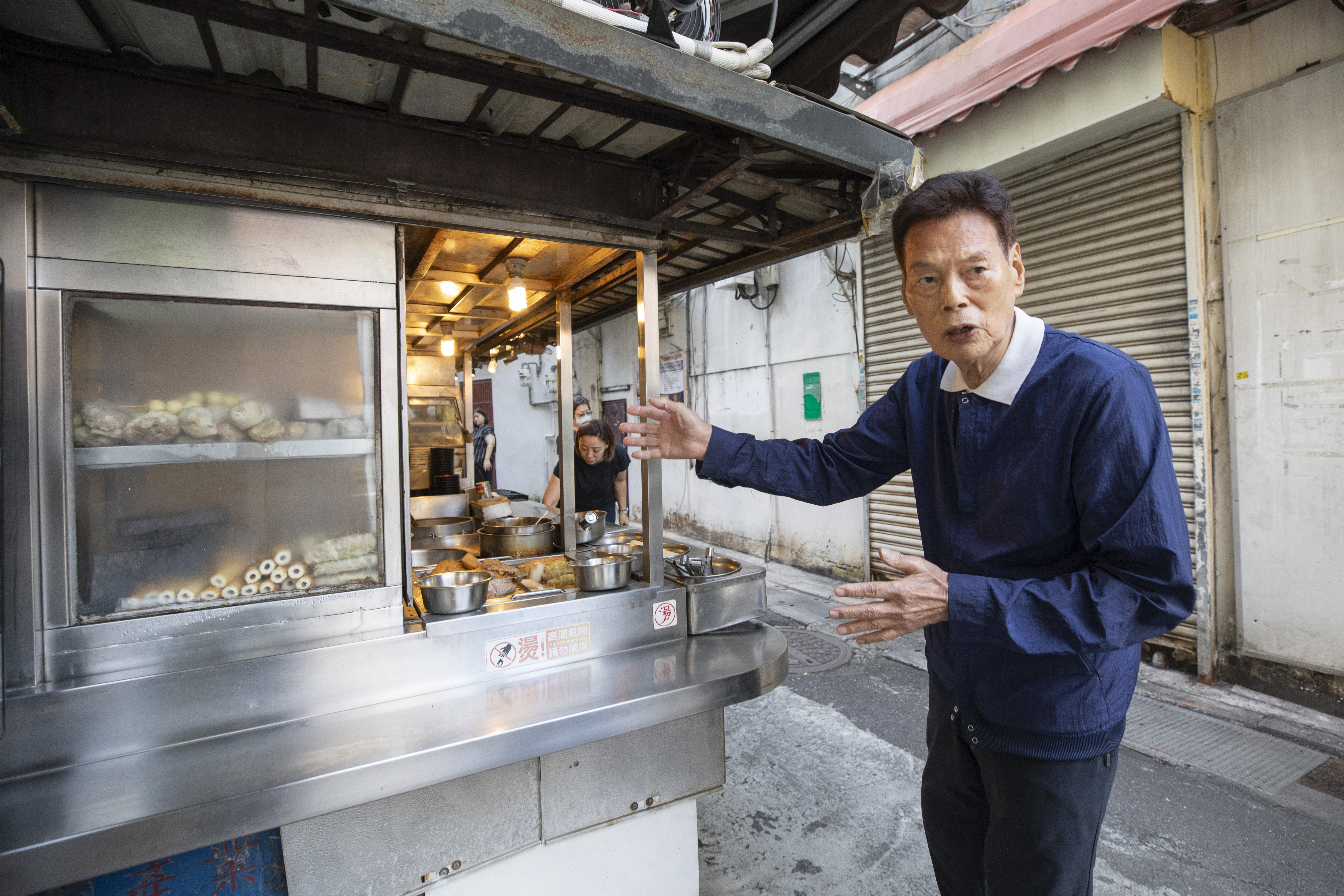 小巷亭店外的多功能攤車由老闆陳德誠親自設計，數十年過去依然堅固耐用。