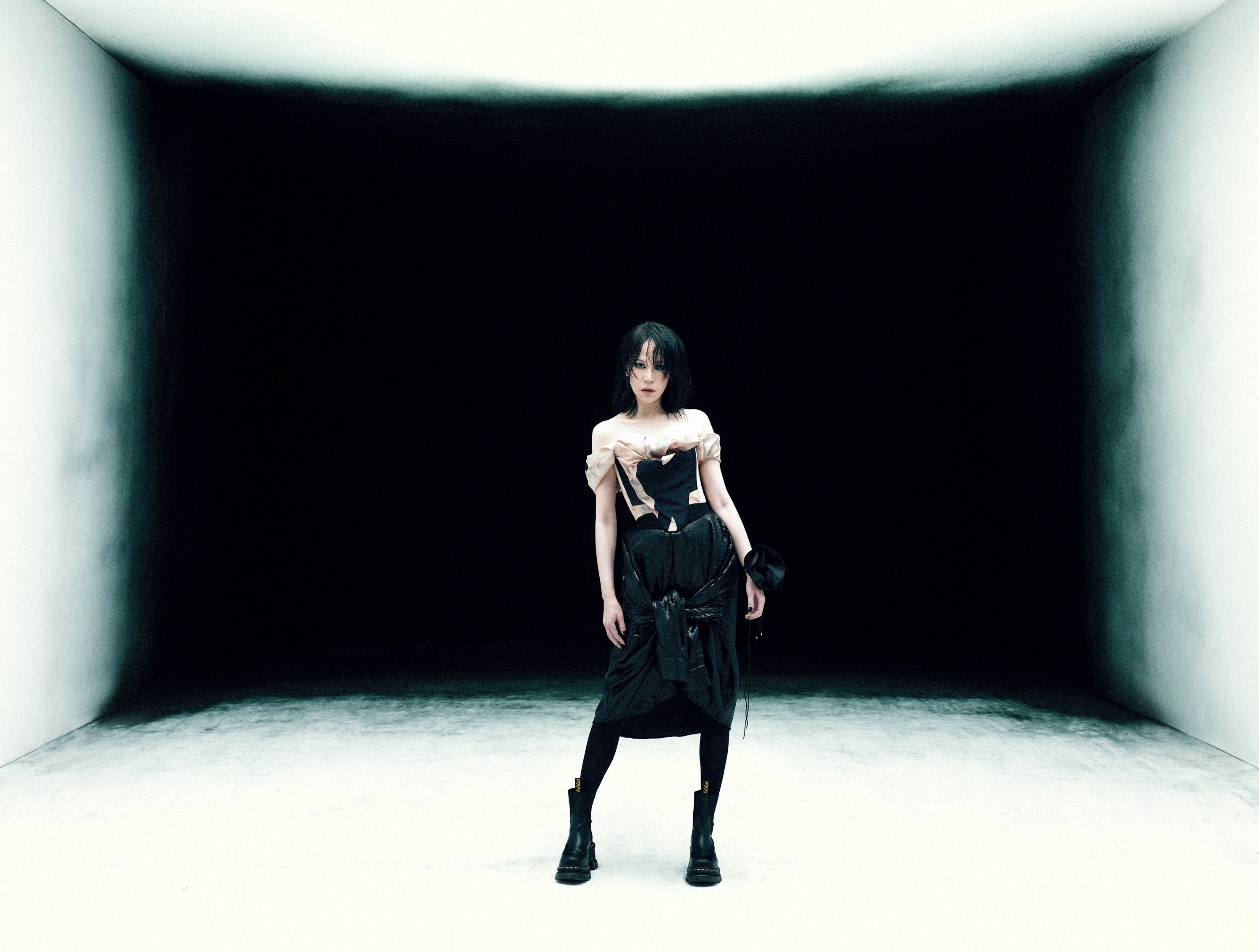 楊乃文宣布了好消息，將舉辦新的《NOIR黑》Live巡迴。（亞神音樂提供）