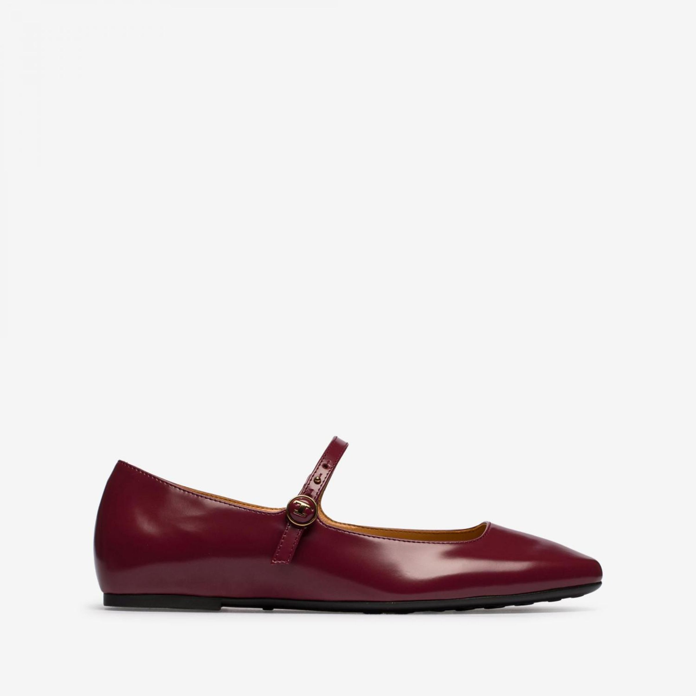 紫紅色平底瑪莉珍鞋。NT$29,500（迪生提供）