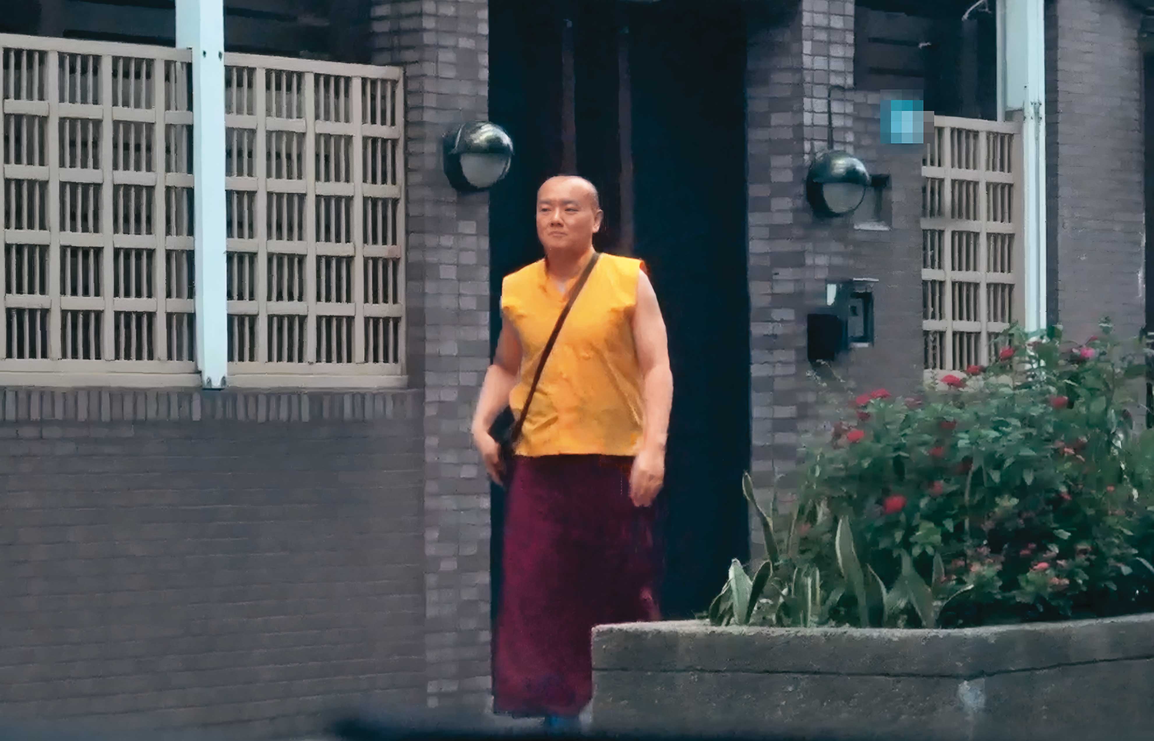 4/14 17：15，身陷桃色及爭產風暴的喇嘛多傑仁卿，每天幾乎都會出門散步。
