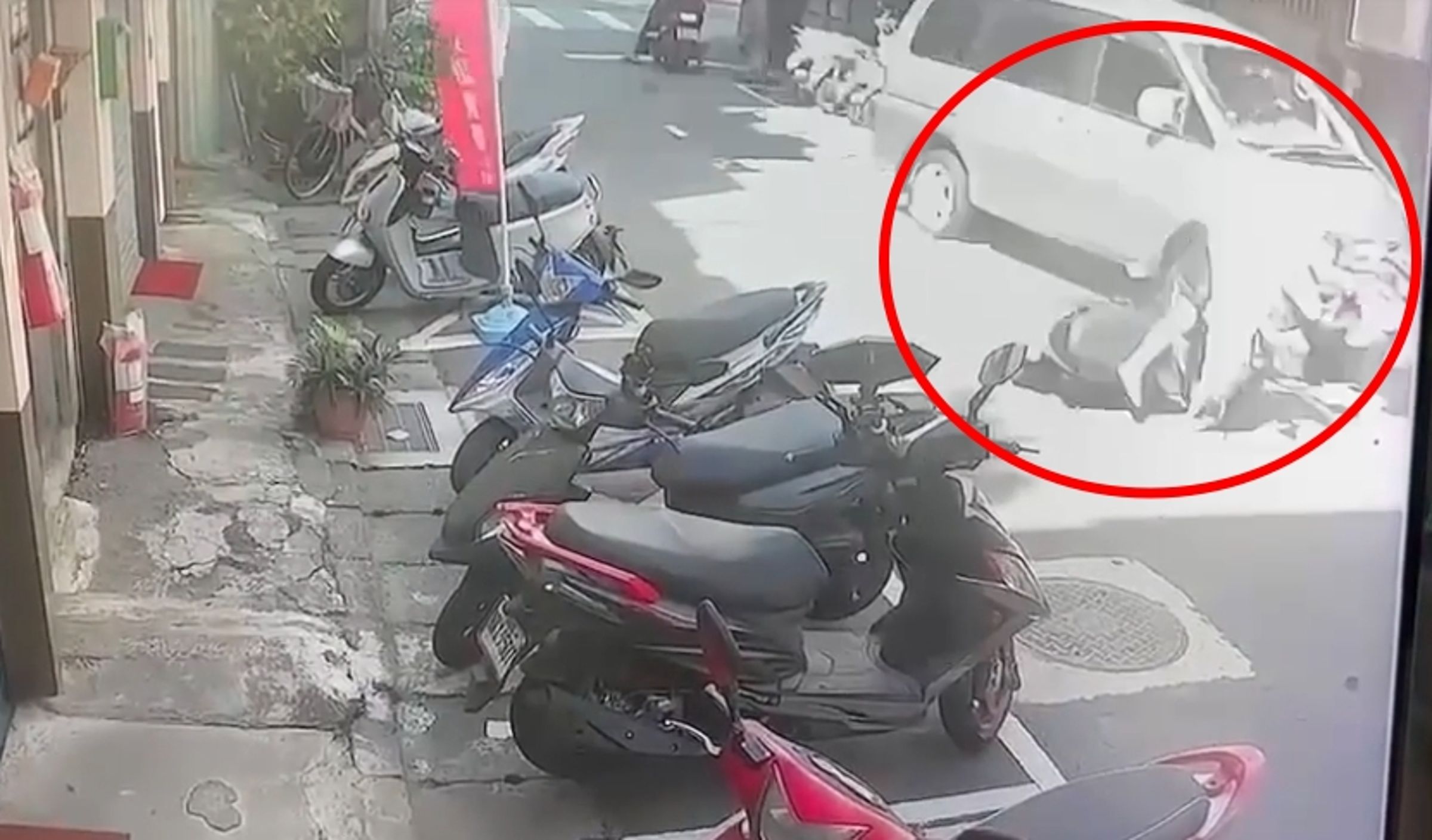 小貨車駕駛失控撞擊騎車的老翁,後又繼續波及停在一旁的機車。(翻攝畫面)
