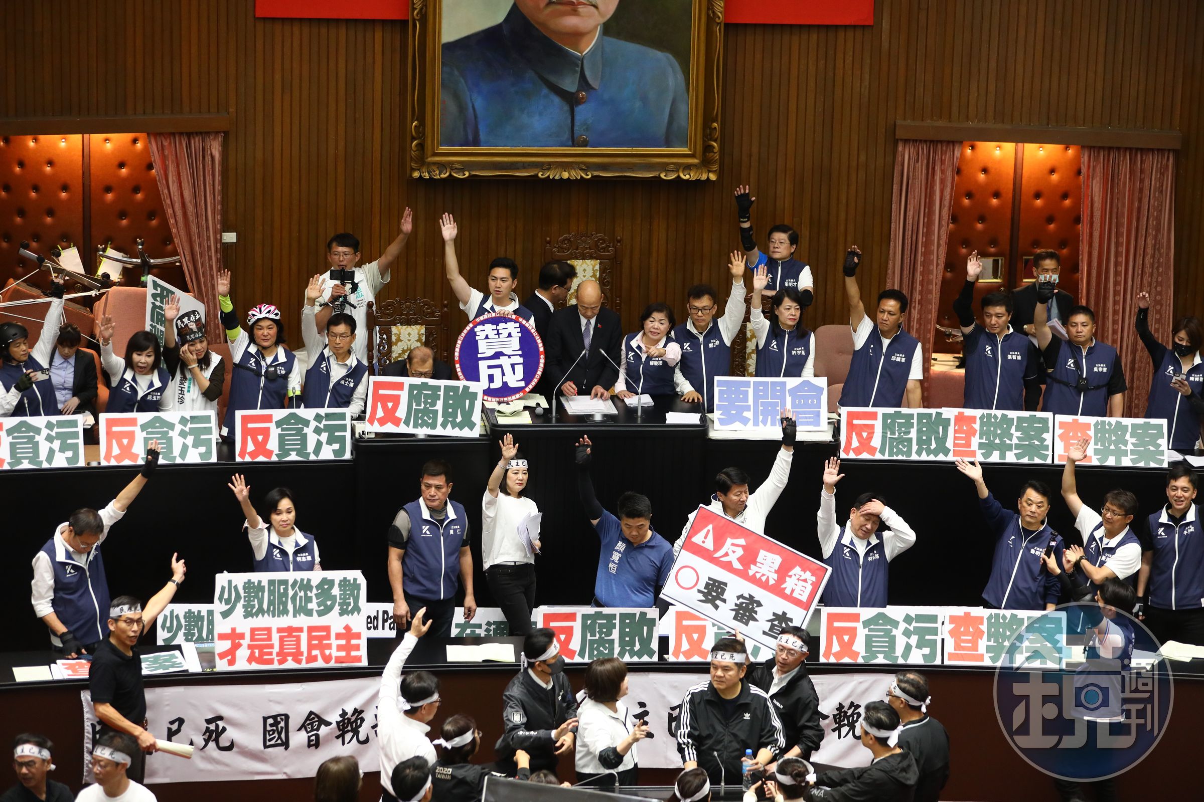 經歷長達14.5小時的表決,最後表決藍白以人數優勢二讀通過。