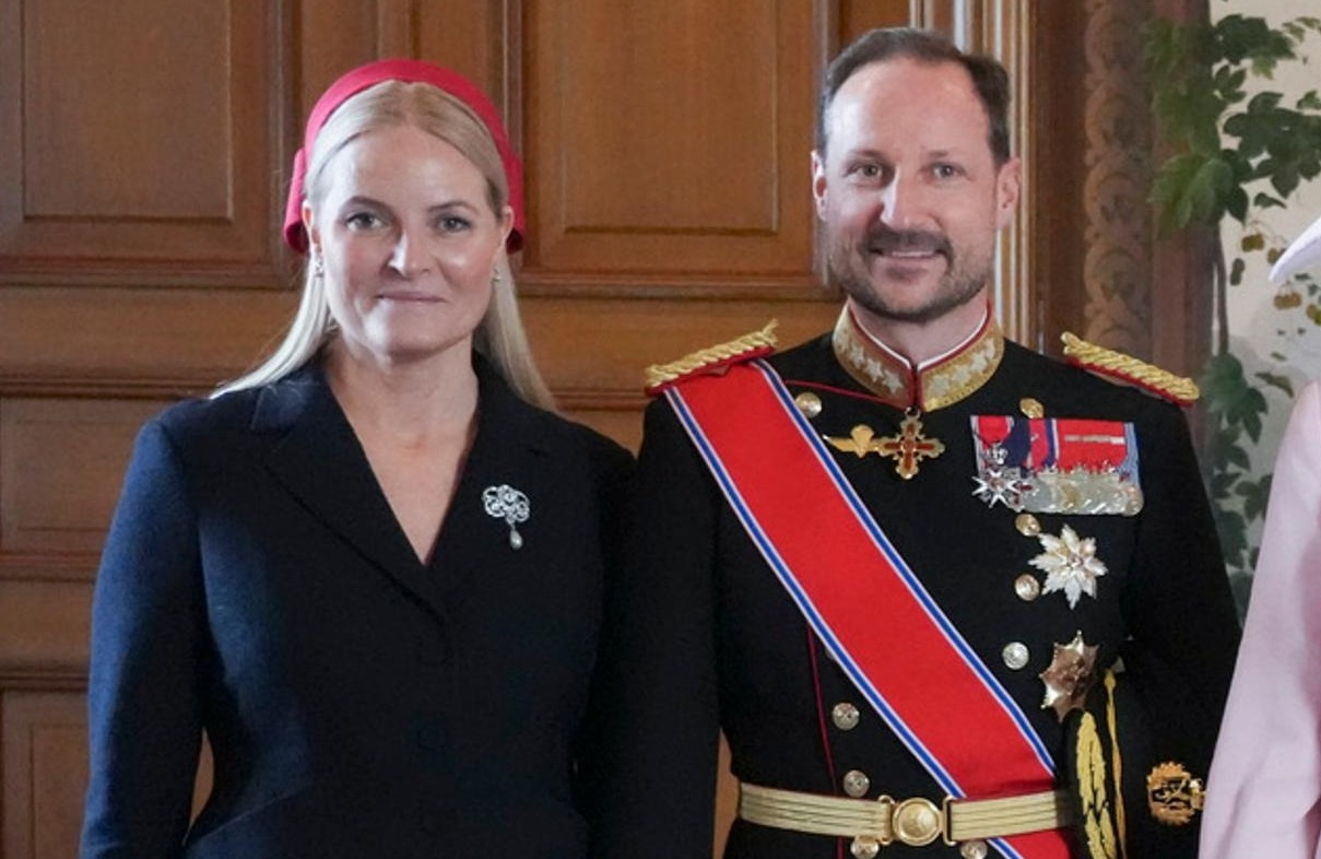 梅特瑪麗特（左）神隱56天後首度公開現身，與王儲哈康（右）一同出席國是活動。（翻攝kongehuset.no）