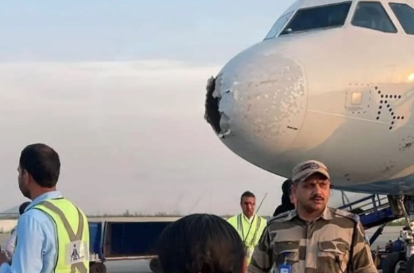 印度IndiGo航空班機突遇猛烈冰雹風暴，導致機身嚴重受損，乘客一度陷入恐慌。（翻攝自X）