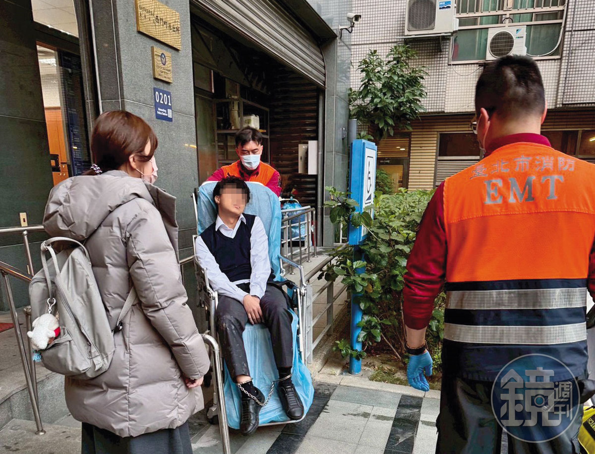 警方拖了4小時才將杜男上銬送醫,最後證實他是腦出血,並非酒駕。(讀者提供)