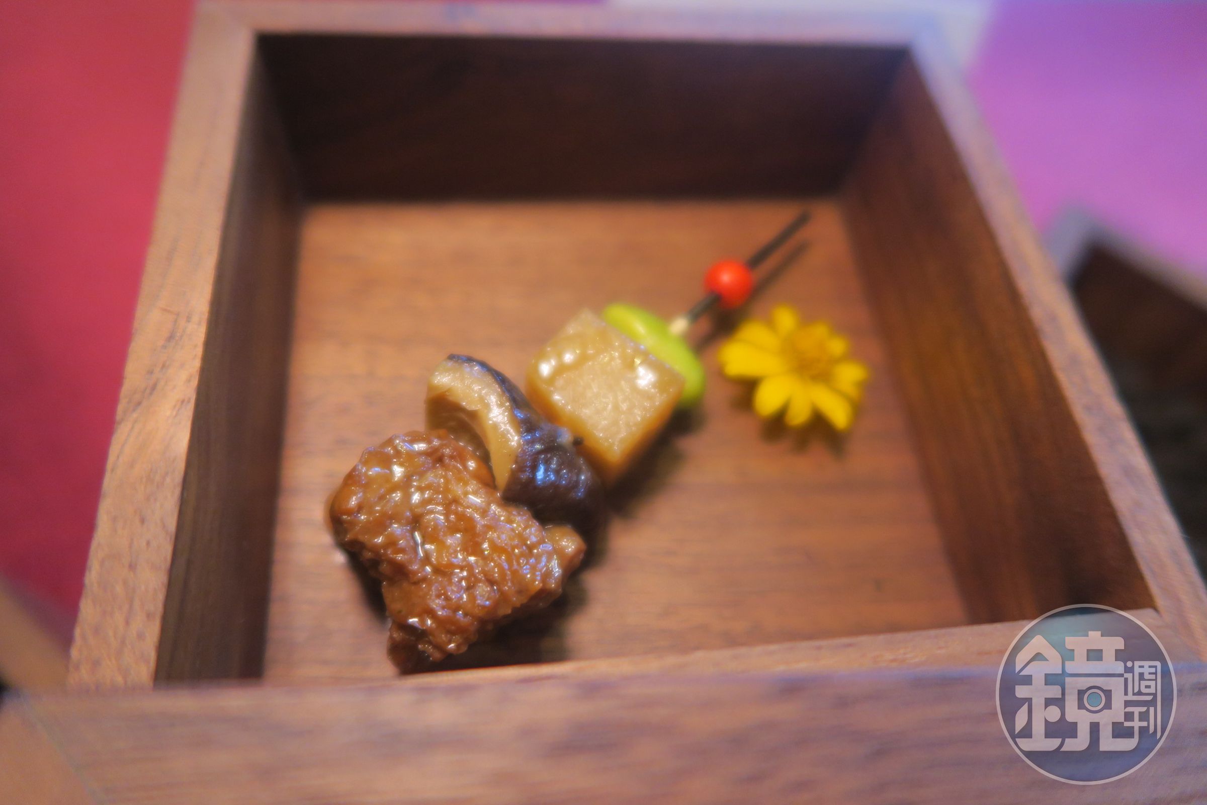 「甜蜜四喜烤麩串」把烤麩的所有元素都串在一起。