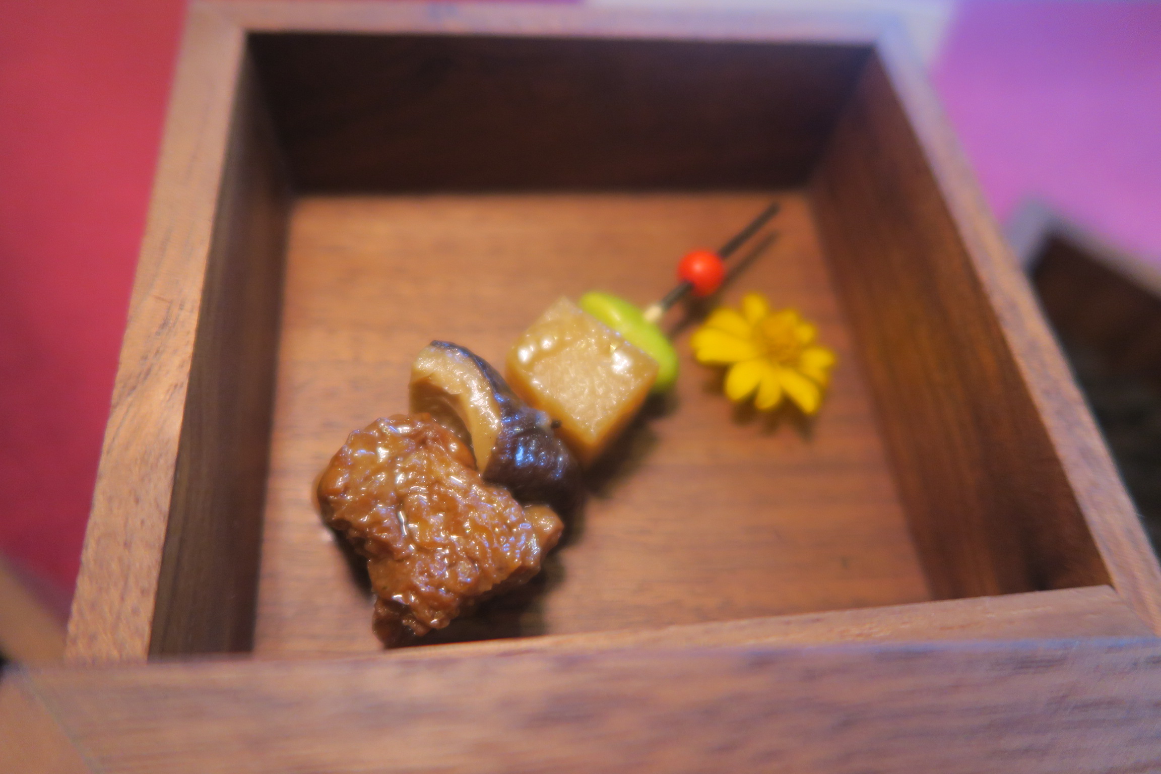 「甜蜜四喜烤麩串」把烤麩的所有元素都串在一起。