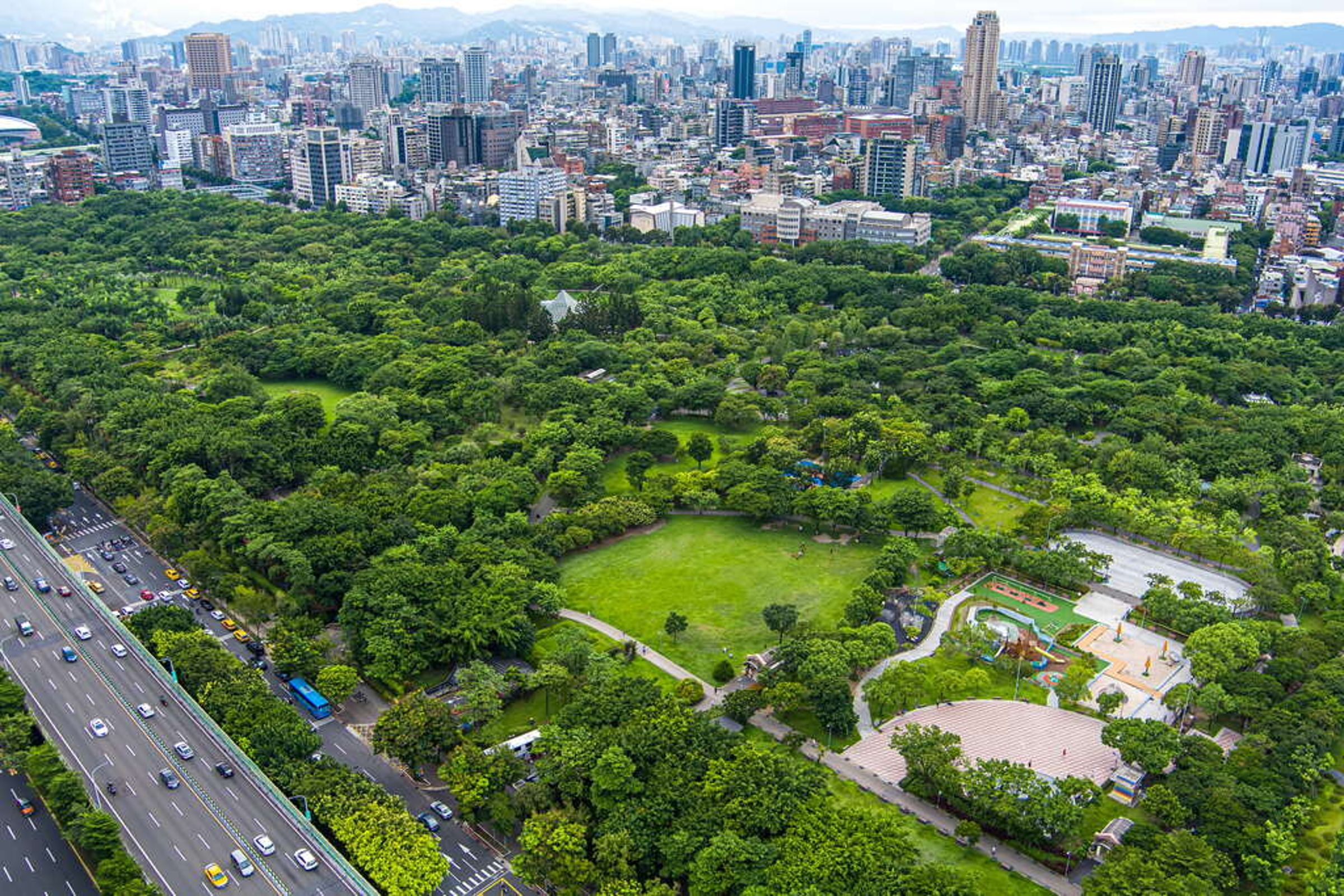 台北市大安區擁有豪宅區和大安森林公園,被視為頂級精華區,但有網友直言,大安區老舊社區房價與雙北其他區域差不多,可以算是有錢人嗎?貼文引發討論。(翻攝自台北旅遊網)