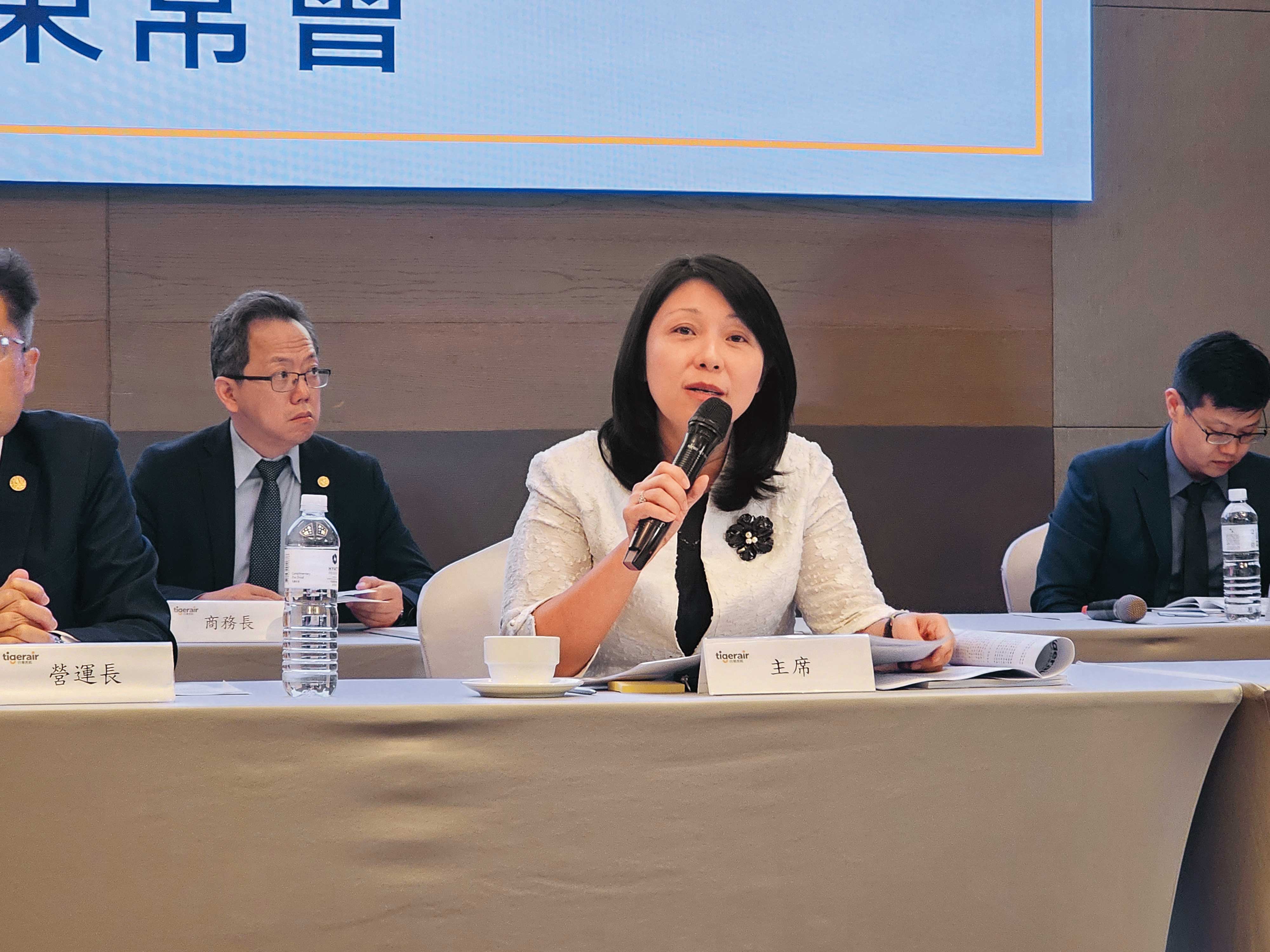 黃世惠股東會上向股東說明營運成果與未來布局,並持續推動機隊更新與航網擴張計畫。(台灣虎航提供)