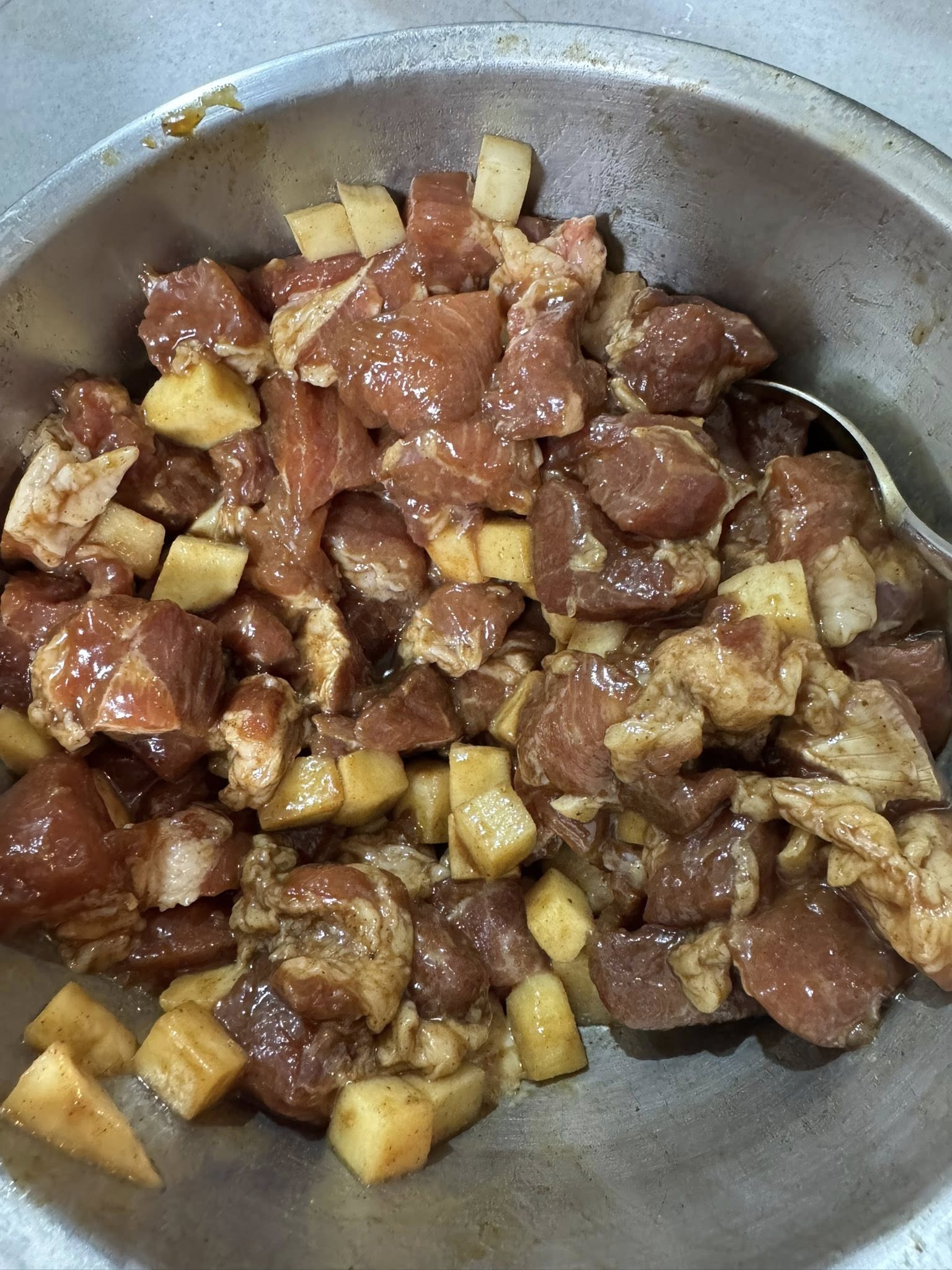 預先準備醃漬過的肉餡筍丁。