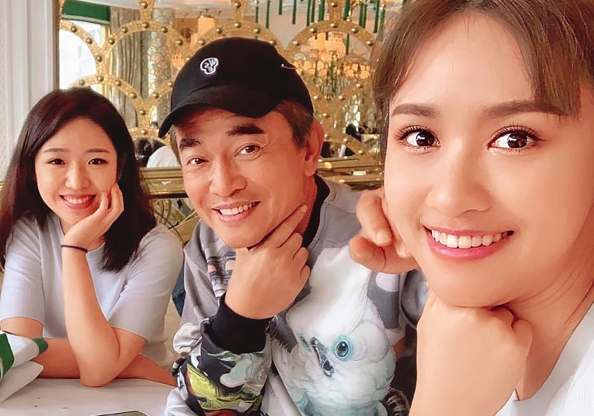 吳宗憲（中）的大女兒吳姍儒（右）及二女兒Vivian（左）都相當優秀，不僅擁高學歷，也在各自領域發光發熱。（翻攝自吳宗憲臉書）