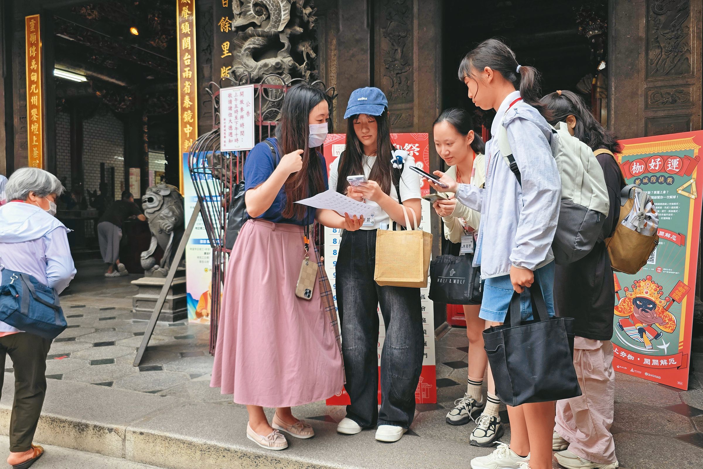 在實境遊戲《枷好運！都城隍挑 戰》中，新竹市立數位實驗高級中學師生們，透過科技打開學習邊界，連結傳統文化和實驗教學的新可能。（圖片提供／新竹市立數位實驗高級中學）