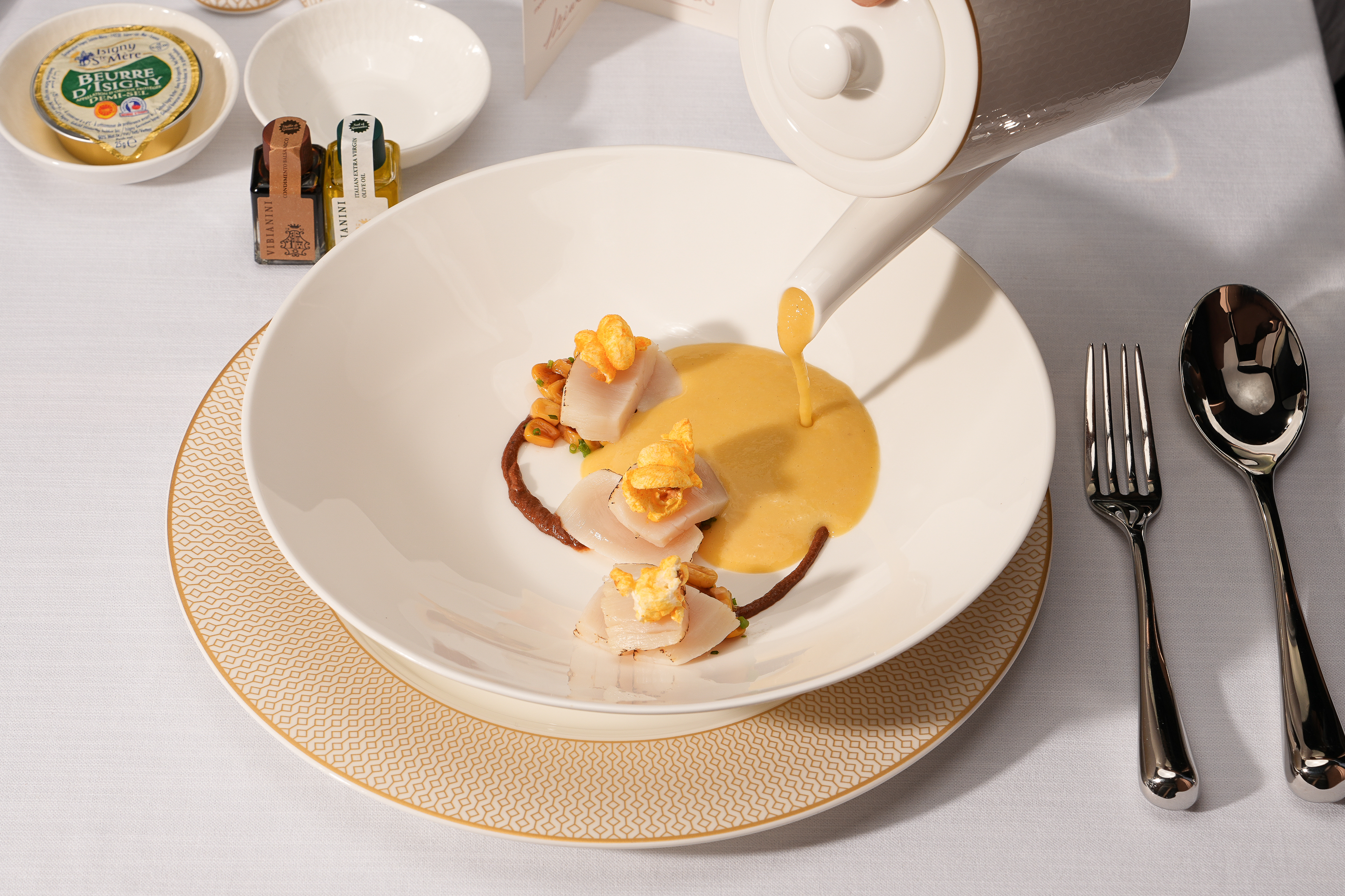 迎接2025星宇航空已為旅客準備好全新的星級料理，與您相約空中品嘗。（圖為米其林三星餐廳態芮主廚Chef Kai設計的湯品「金漿瓊玉」/星宇航空提供）