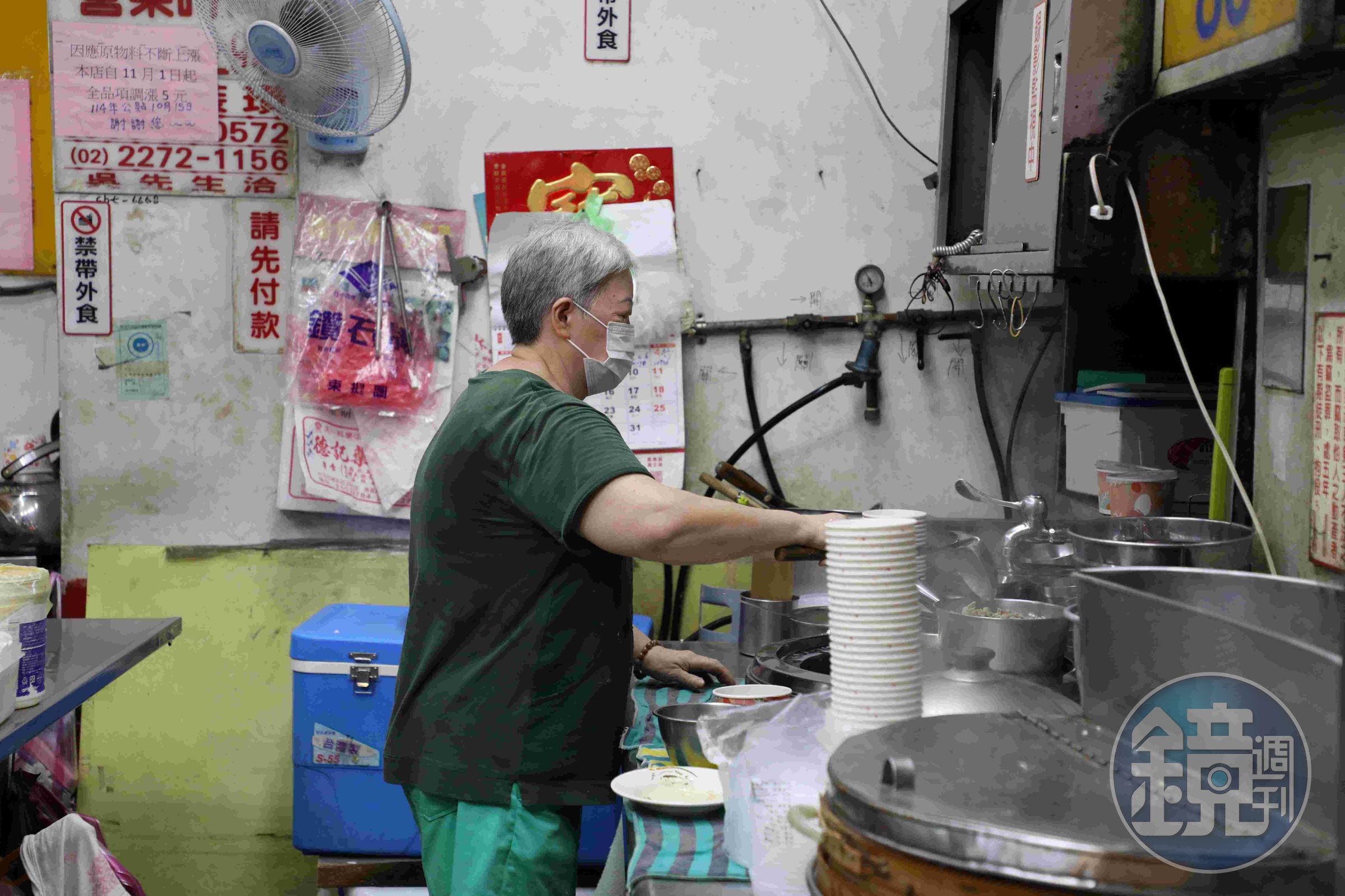 店員顧著鍋爐裡的湯品，除了四神湯，還有豬肚湯。