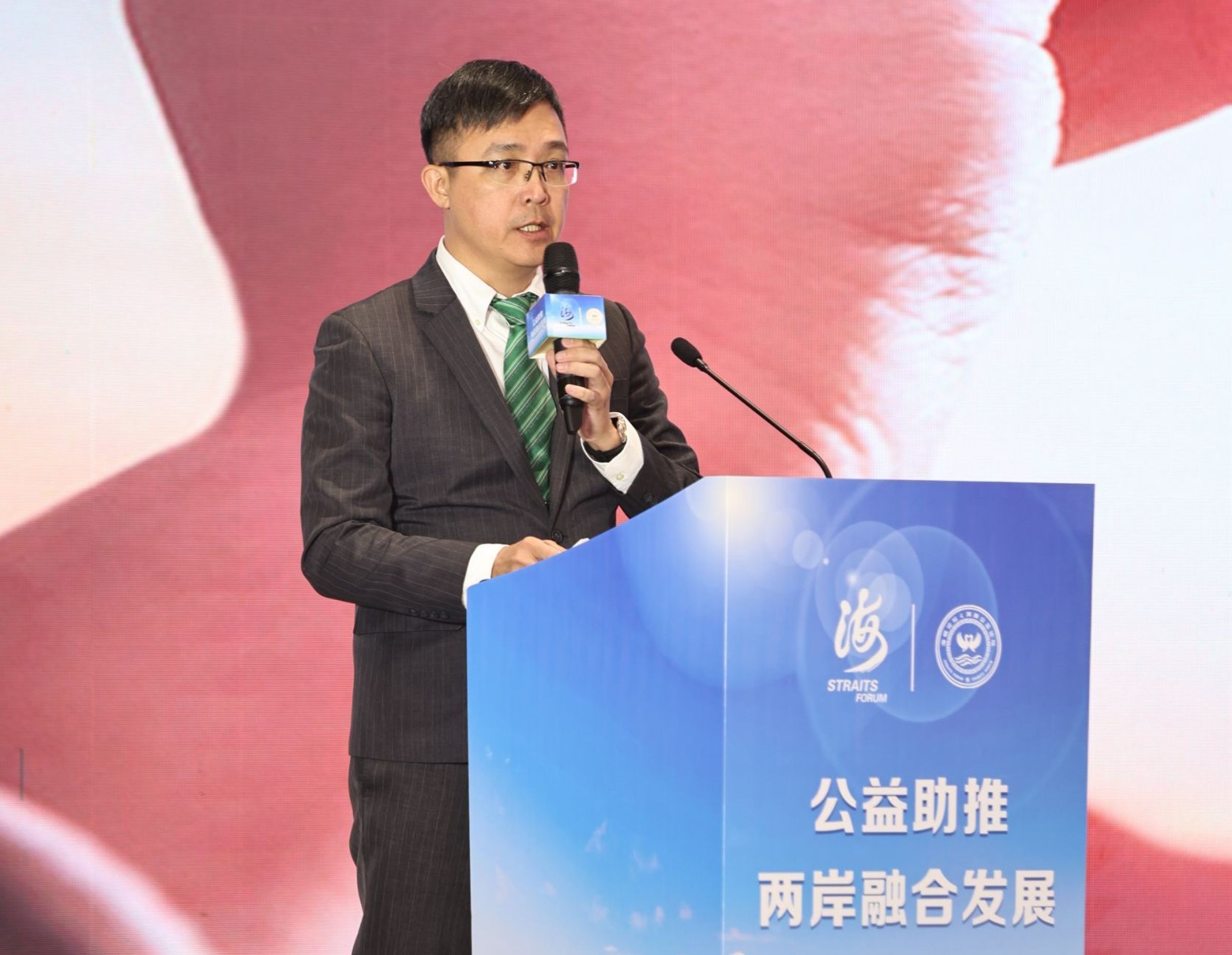 有巢氏房屋中區經管會榮譽會長范益彰，分享永慶加盟四品牌中區經管會，支持雙龍國小足球隊發展計畫。