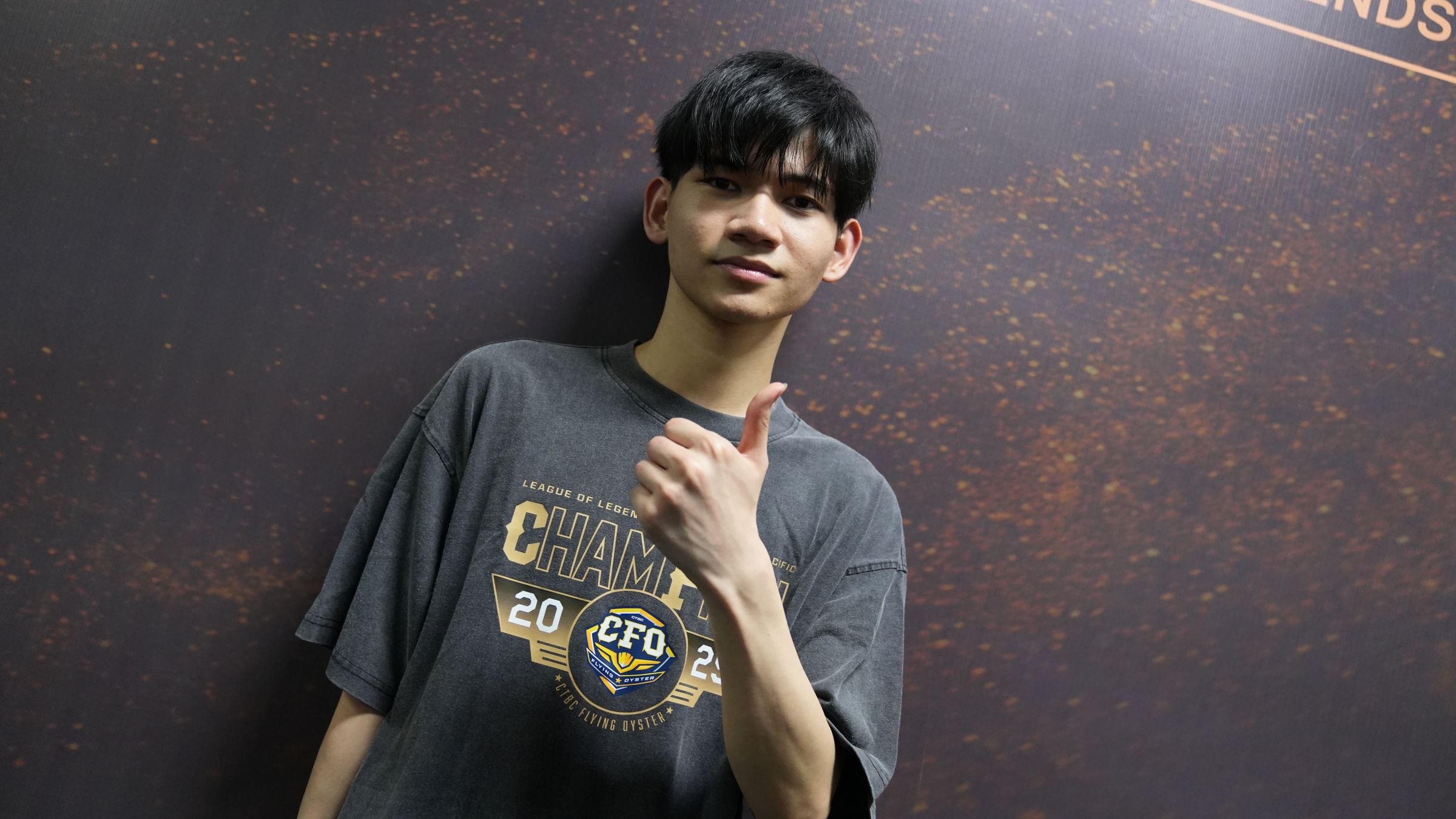 18歲的中路選手HongQ以精彩的操作驚豔全場，也獲得冠軍賽的MVP殊榮，受訪時特別換上冠軍紀念T恤，並感謝粉絲們的支持鼓勵。（中信飛牡蠣提供）