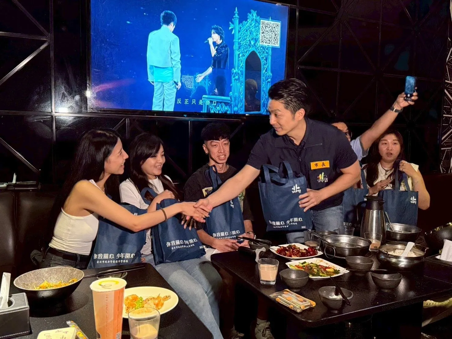 唱KTV遇「蔣萬安出巡」狂播消防影片沒得唱　消費者怨作秀擾民：浪費完時間就跑