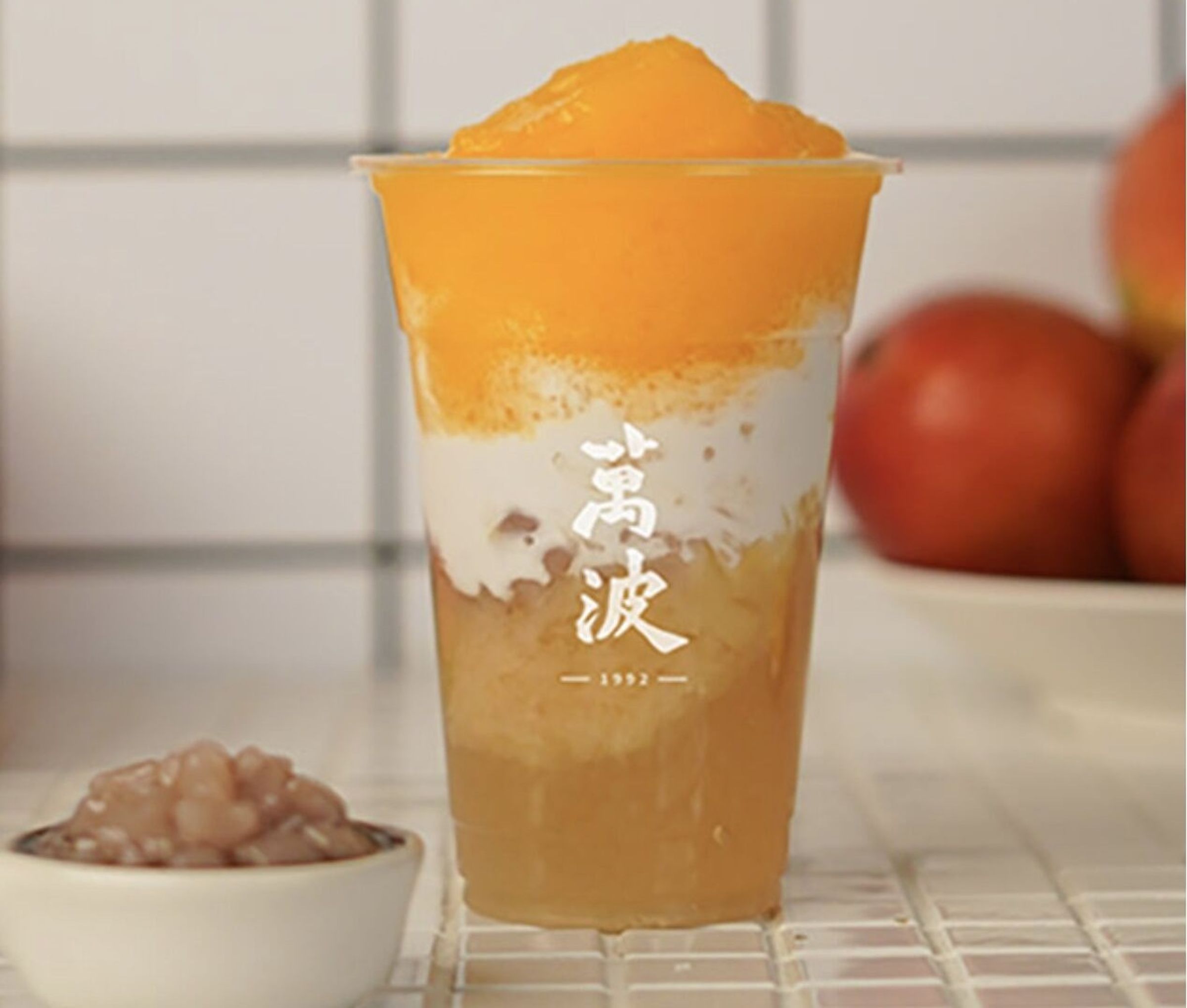 女網友透露,喝連鎖手搖飲「萬波」的楊枝甘露後,竟出現過敏反應,事後才知內含芋頭,認為業者應清楚標示成分。(翻攝自萬波官網)