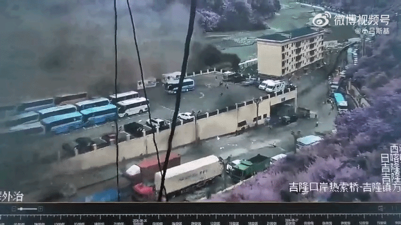 西藏邊境土石流爆發，民眾拔腿狂奔仍瞬間被泥流吞噬。（翻攝微博）