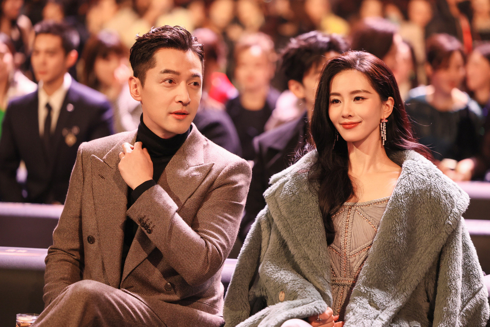 胡歌與劉詩詩在場內聊天。（圖／翻攝自微博）