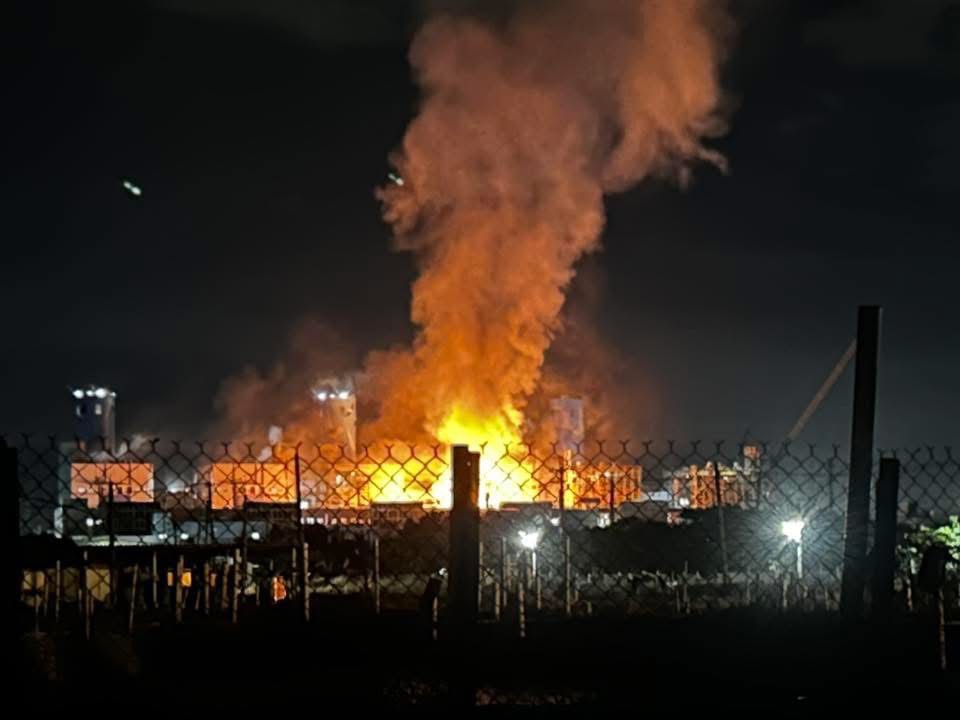 遠處可見，興達發電廠竄出大火。（翻攝記者爆料網）