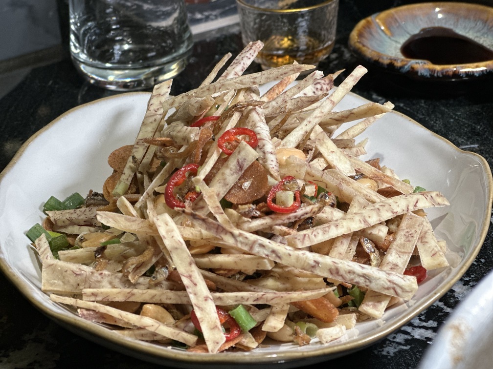 「丁香山芋絲」口感香辣酥脆，十分涮嘴。（280元／份）