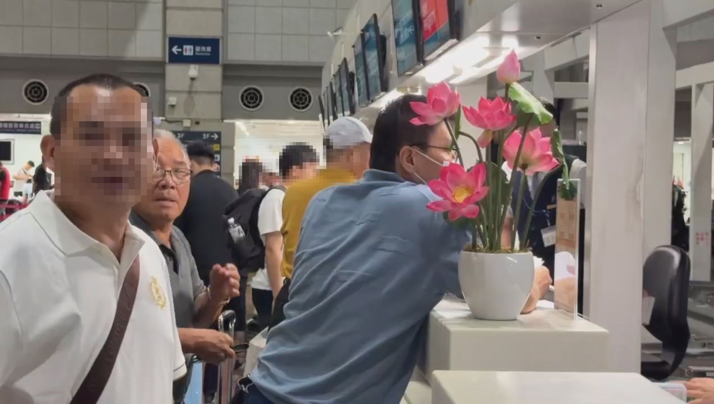 蔡秉雄(左2)日前於趙建銘一起現身機場搭機飛往越南。(鏡新聞提供)