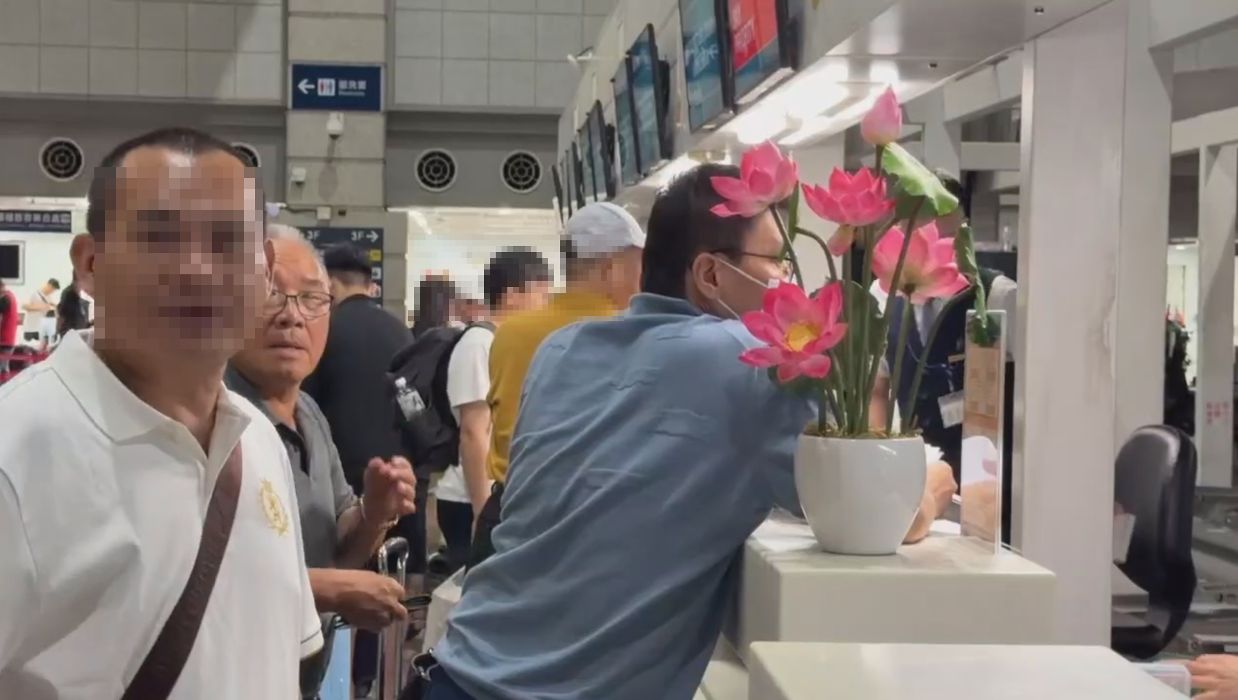 蔡秉雄（左2）日前於趙建銘一起現身機場搭機飛往越南。（鏡新聞提供）