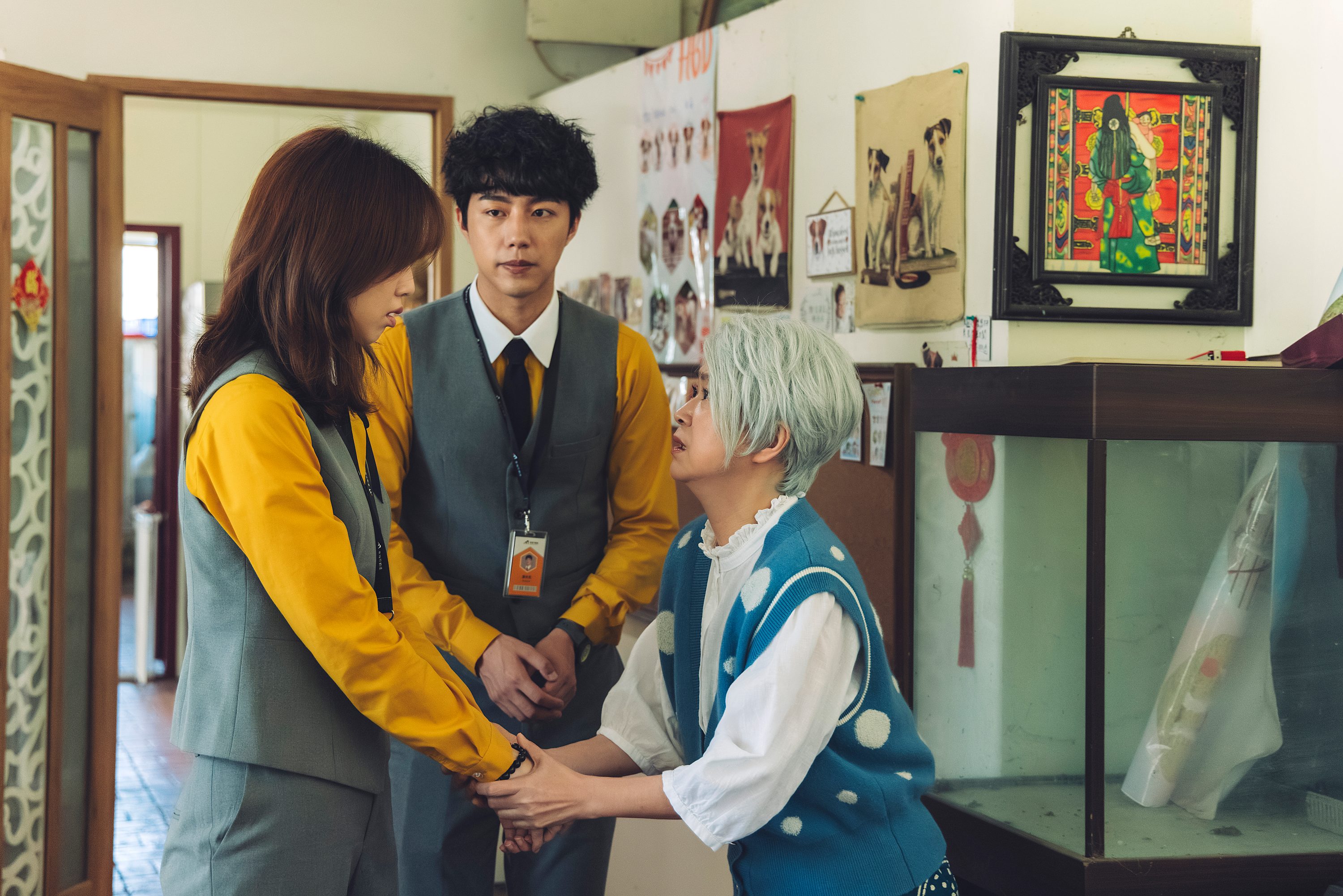 王月（右）客串悲痛失去愛貓的「金太太」，她現場真情流露時常淚如雨下，蔡凡熙（中）、陳庭妮（左）也被感染情緒。（逆光電影股份有限公司提供）